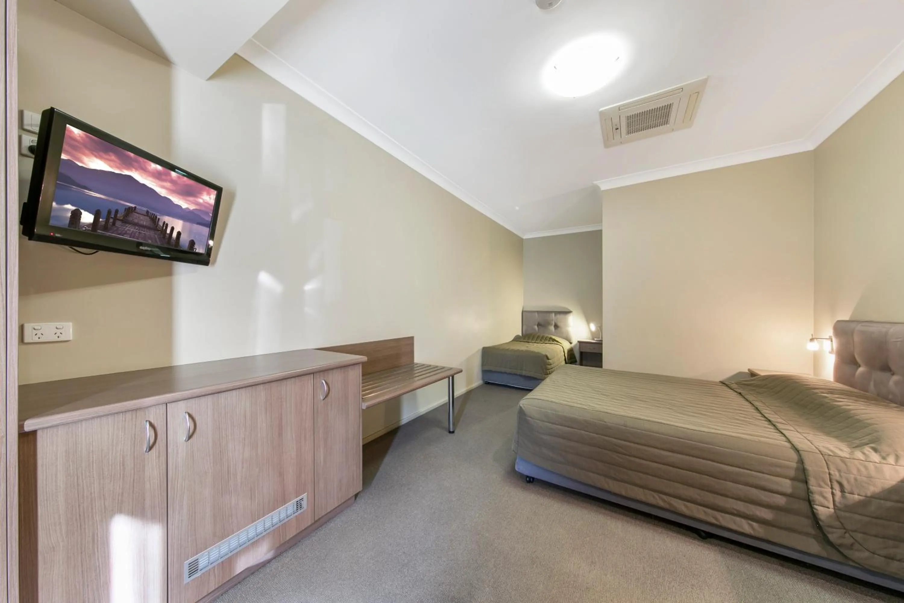 TV and multimedia, Bed in Cessnock Motel