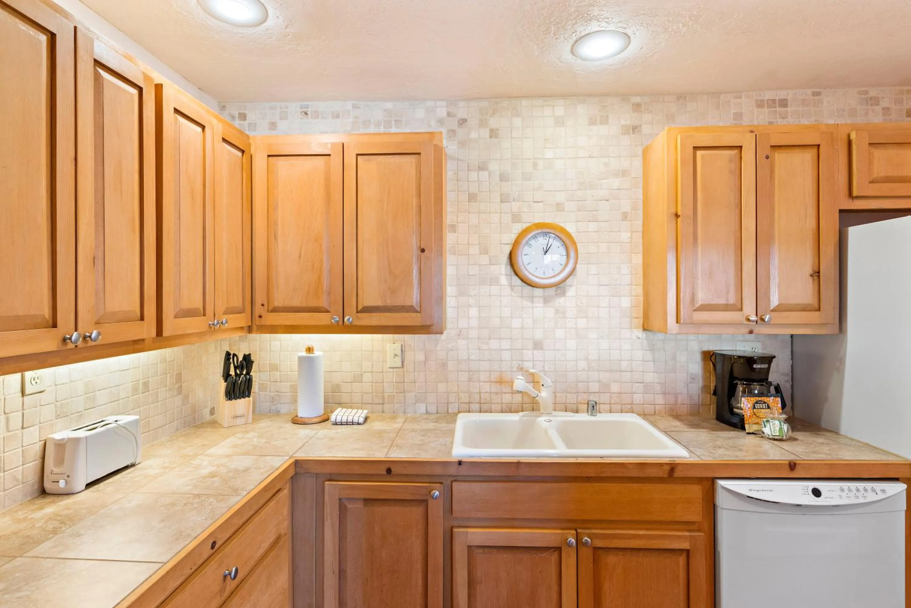 Kitchen or kitchenette in Fort Marcy Suites by All Seasons Resort Lodging
