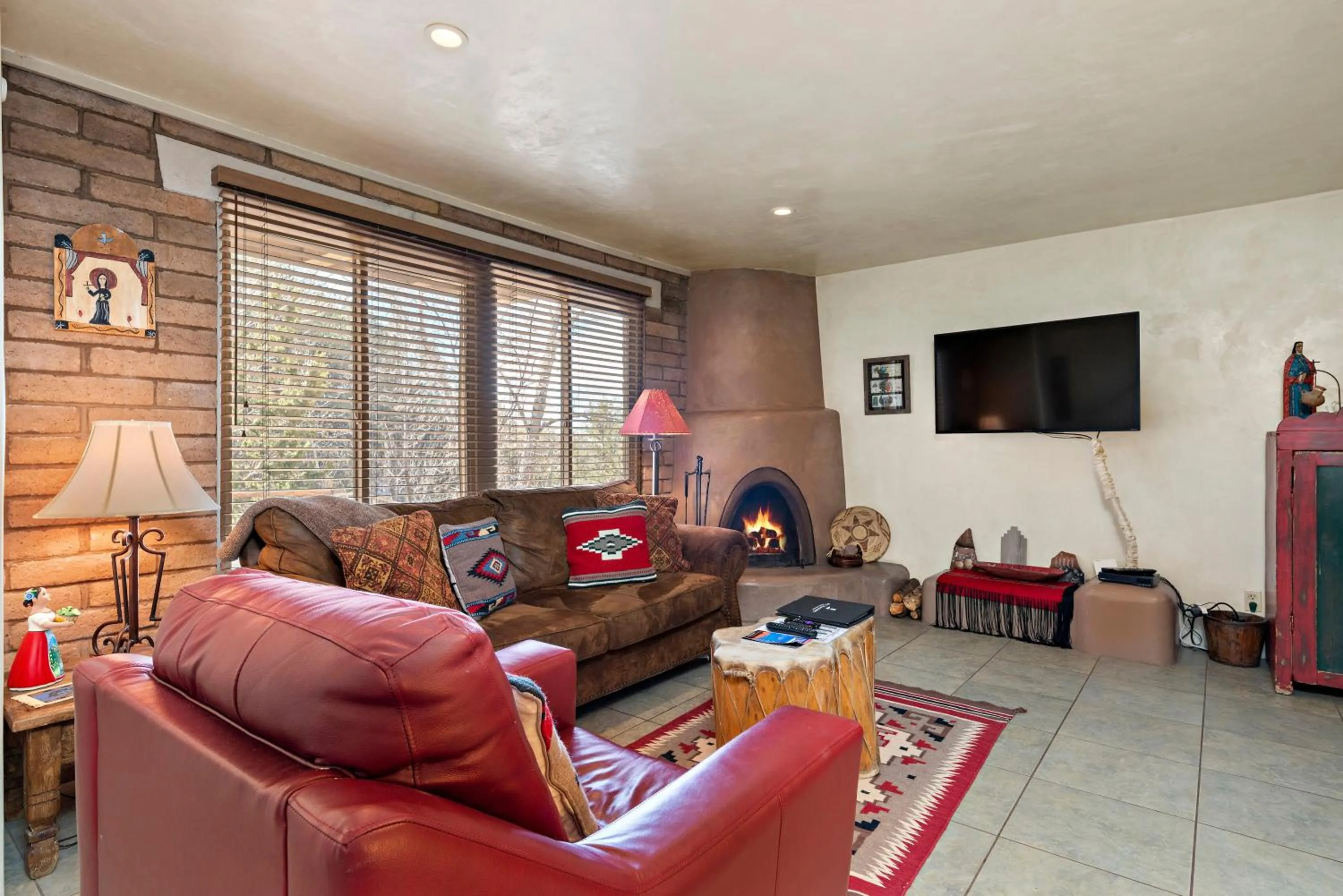 Communal lounge/ TV room in Fort Marcy Suites by All Seasons Resort Lodging