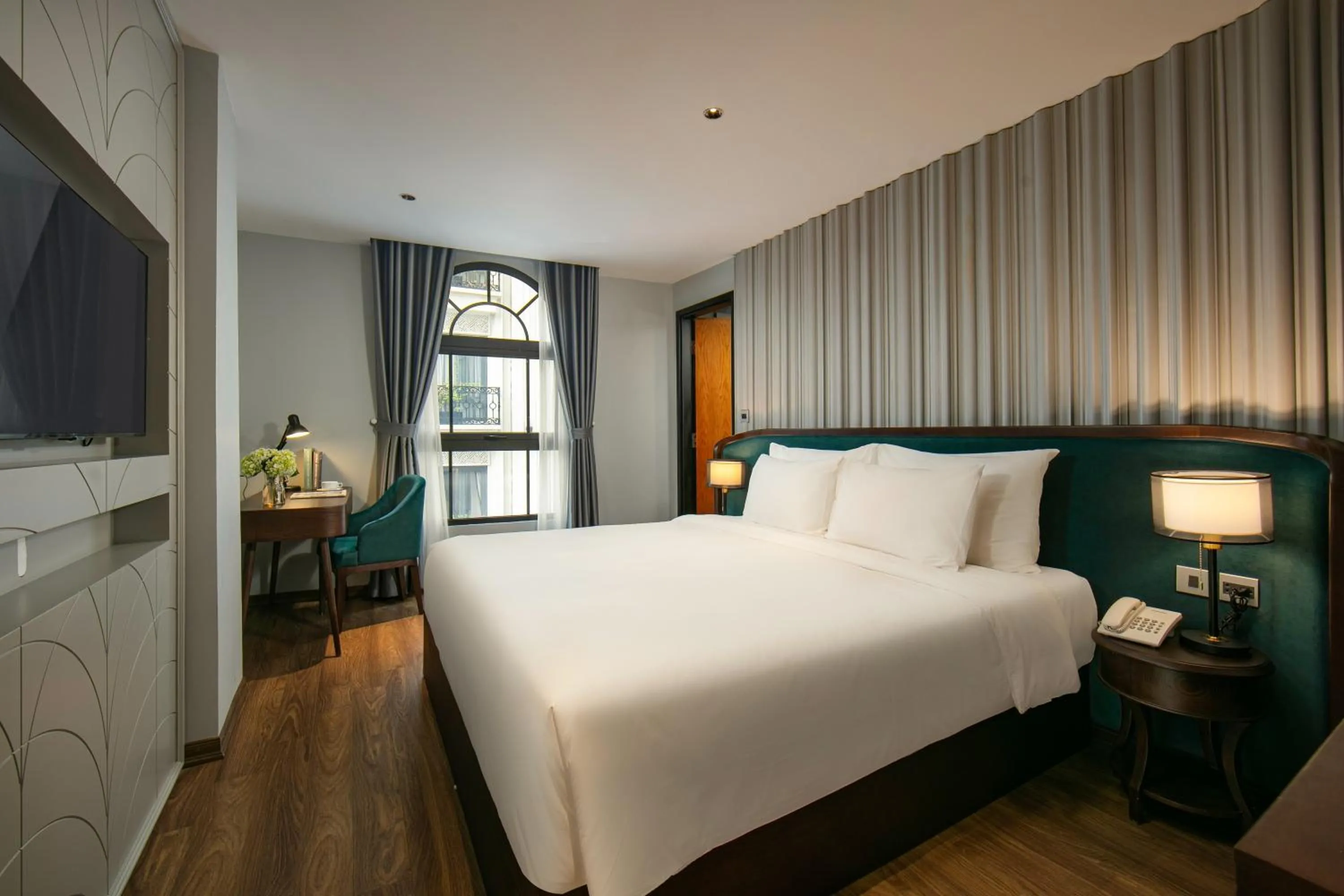 Bed in MAY DE VILLE Lakeside Hotel