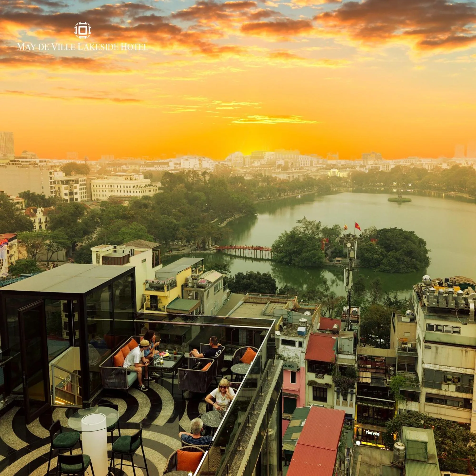 Lounge or bar in MAY DE VILLE Lakeside Hotel