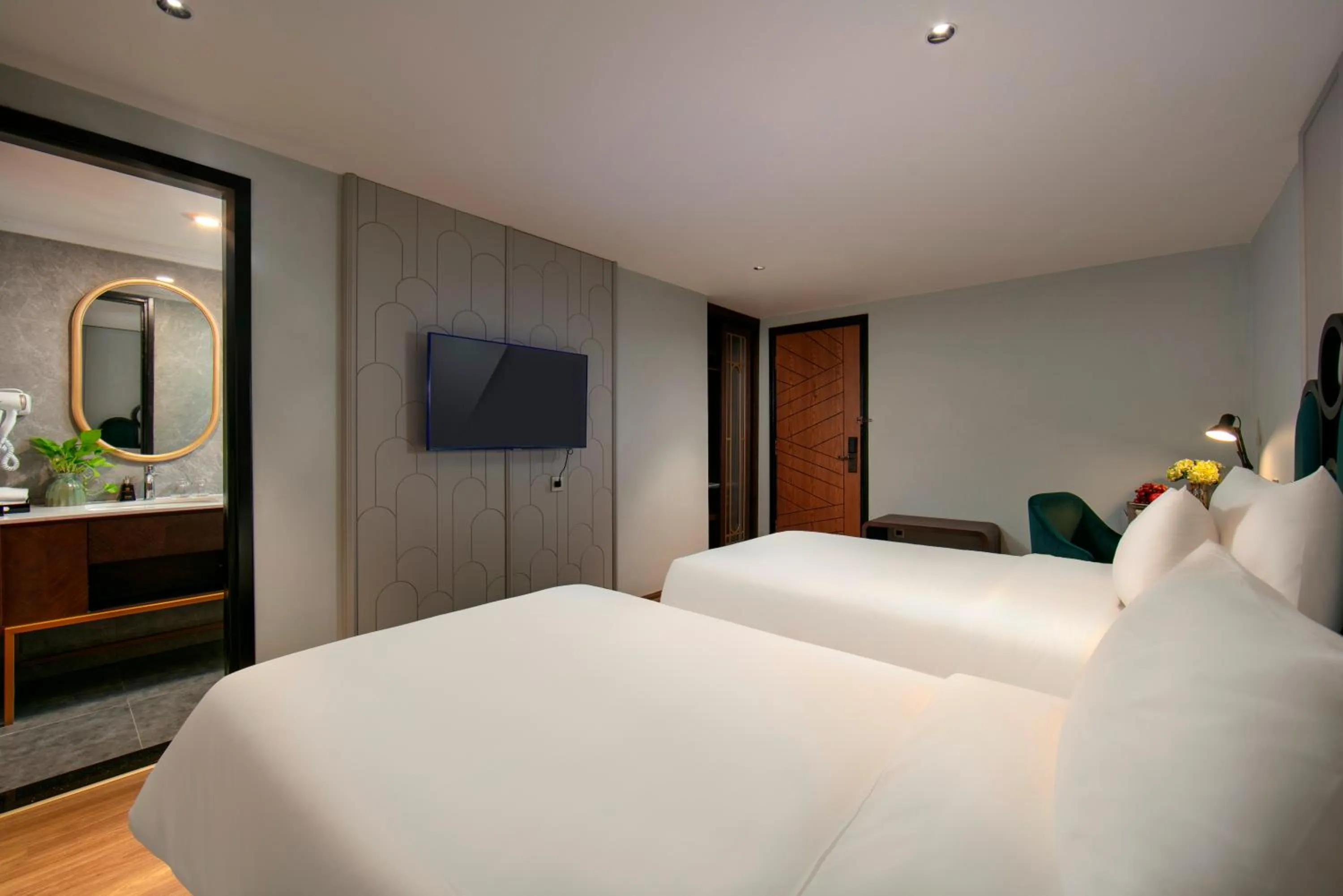 Bed in MAY DE VILLE Lakeside Hotel