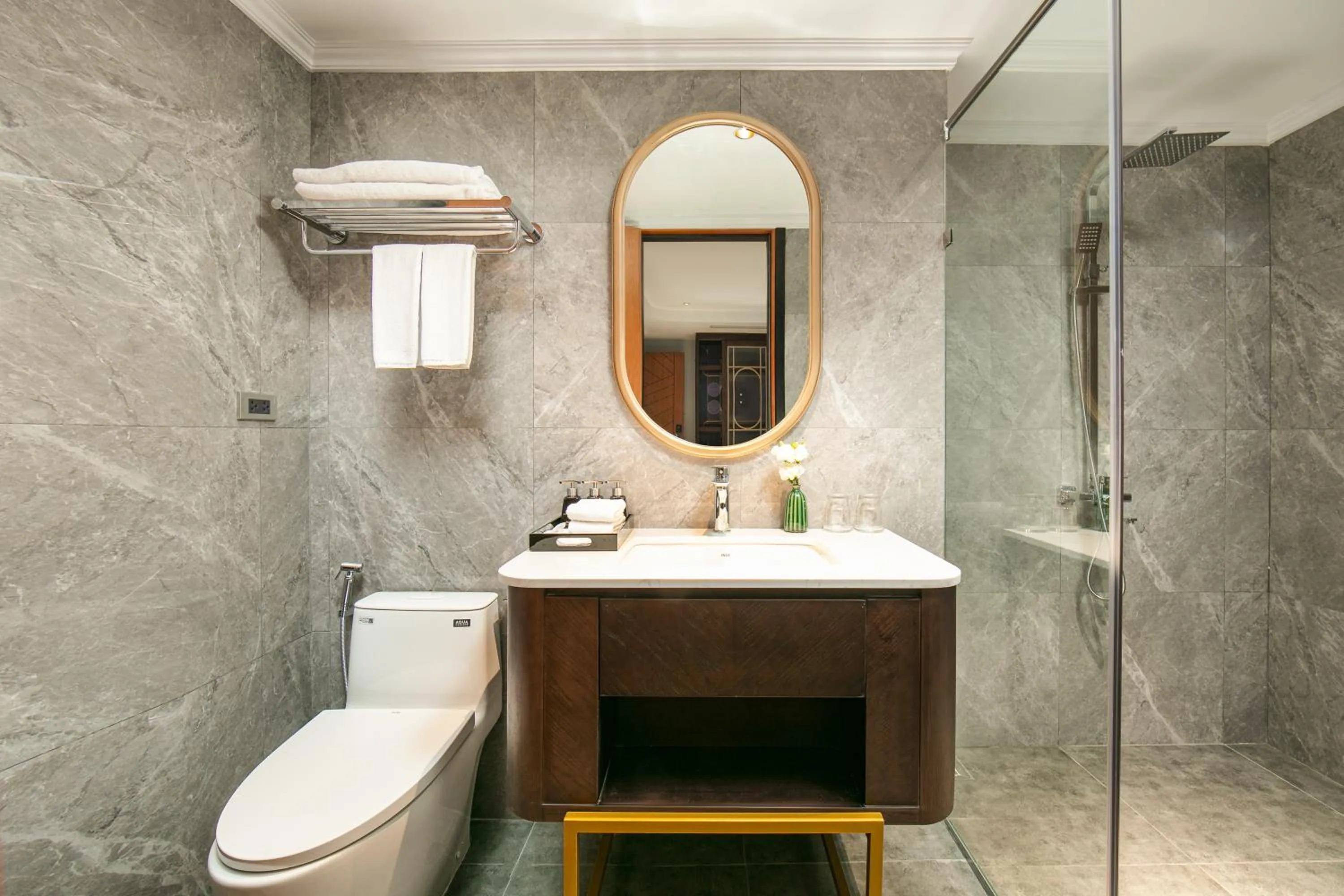 Toilet in MAY DE VILLE Lakeside Hotel