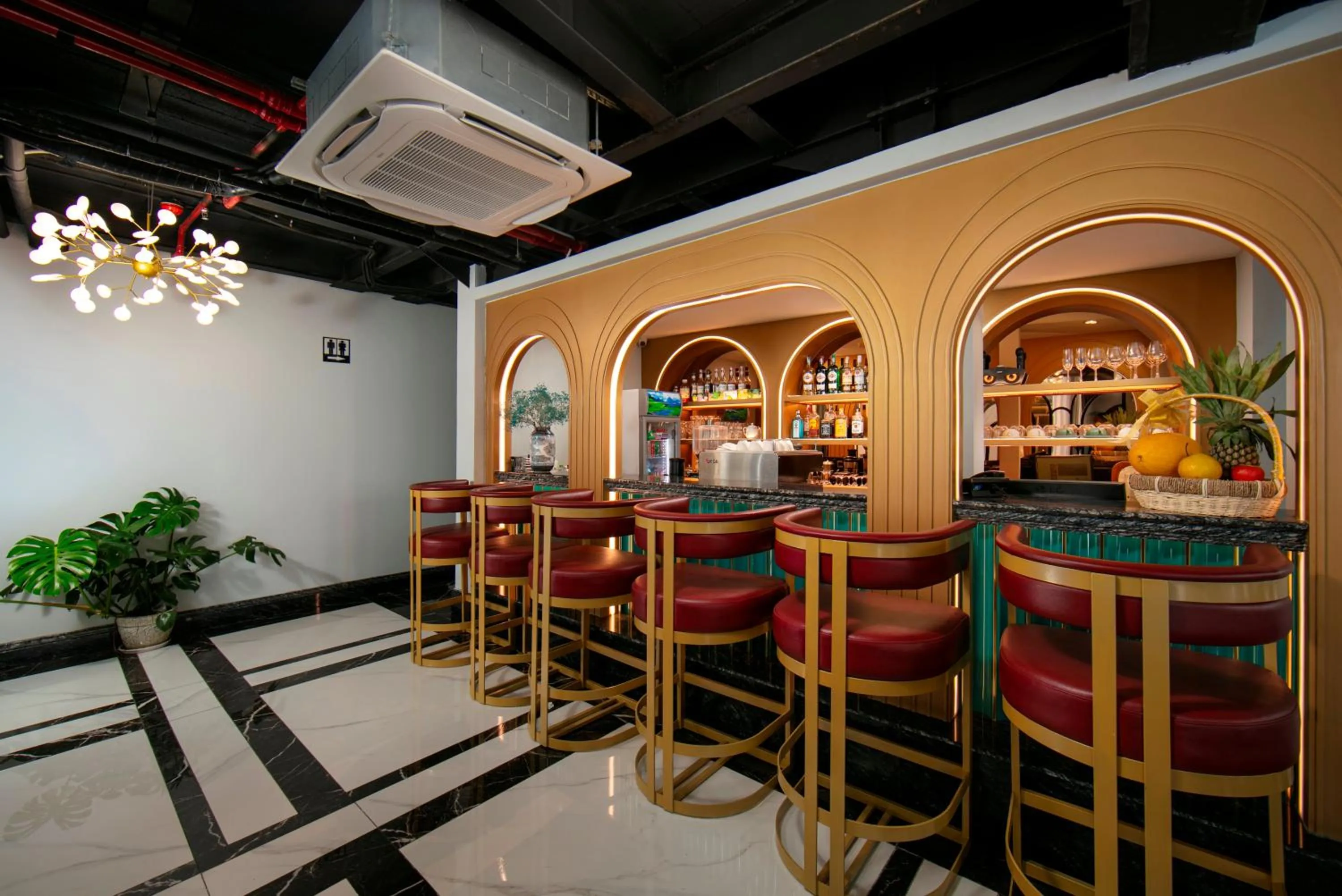 Restaurant/places to eat in MAY DE VILLE Lakeside Hotel