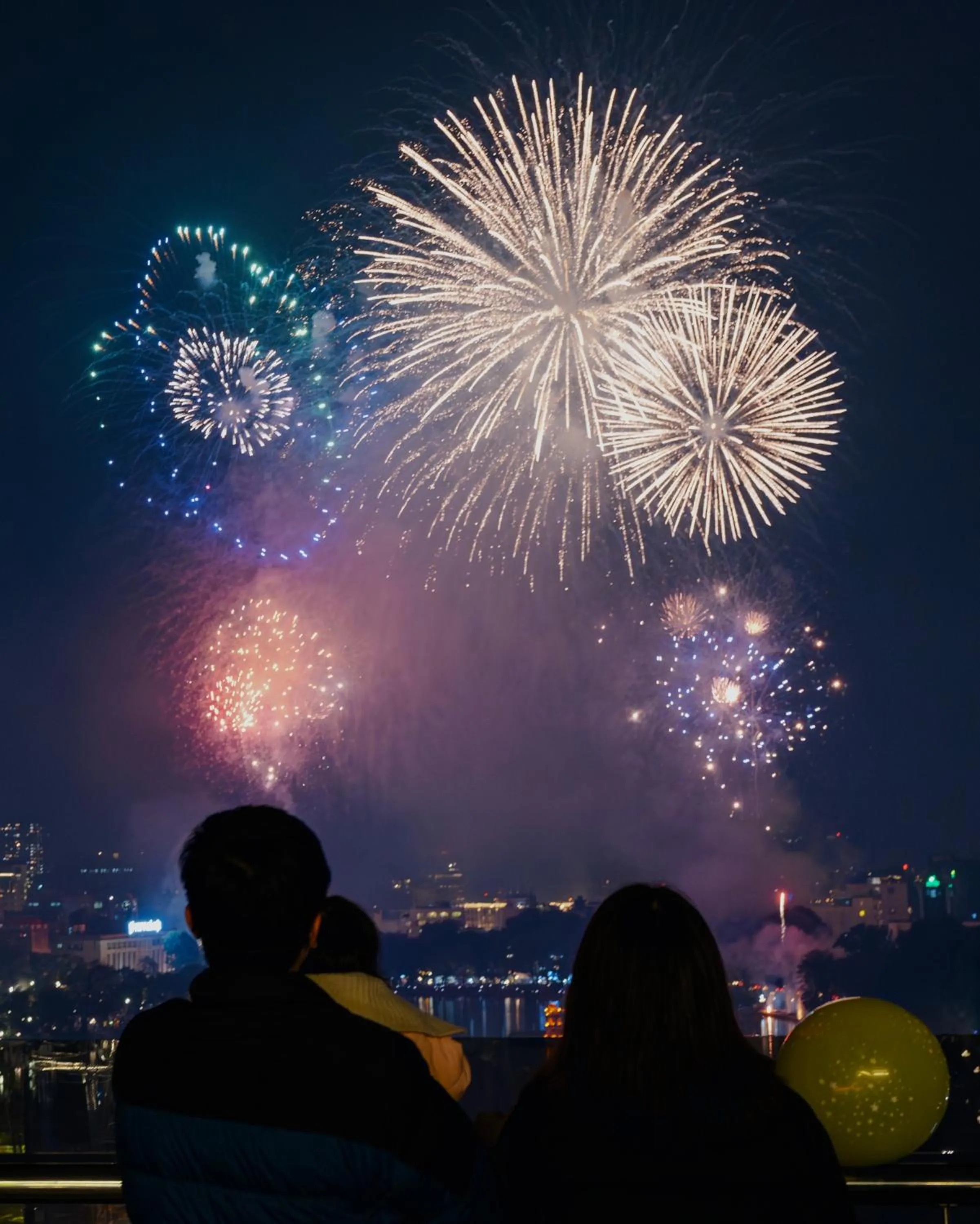 Lounge or bar in MAY DE VILLE Lakeside Hotel