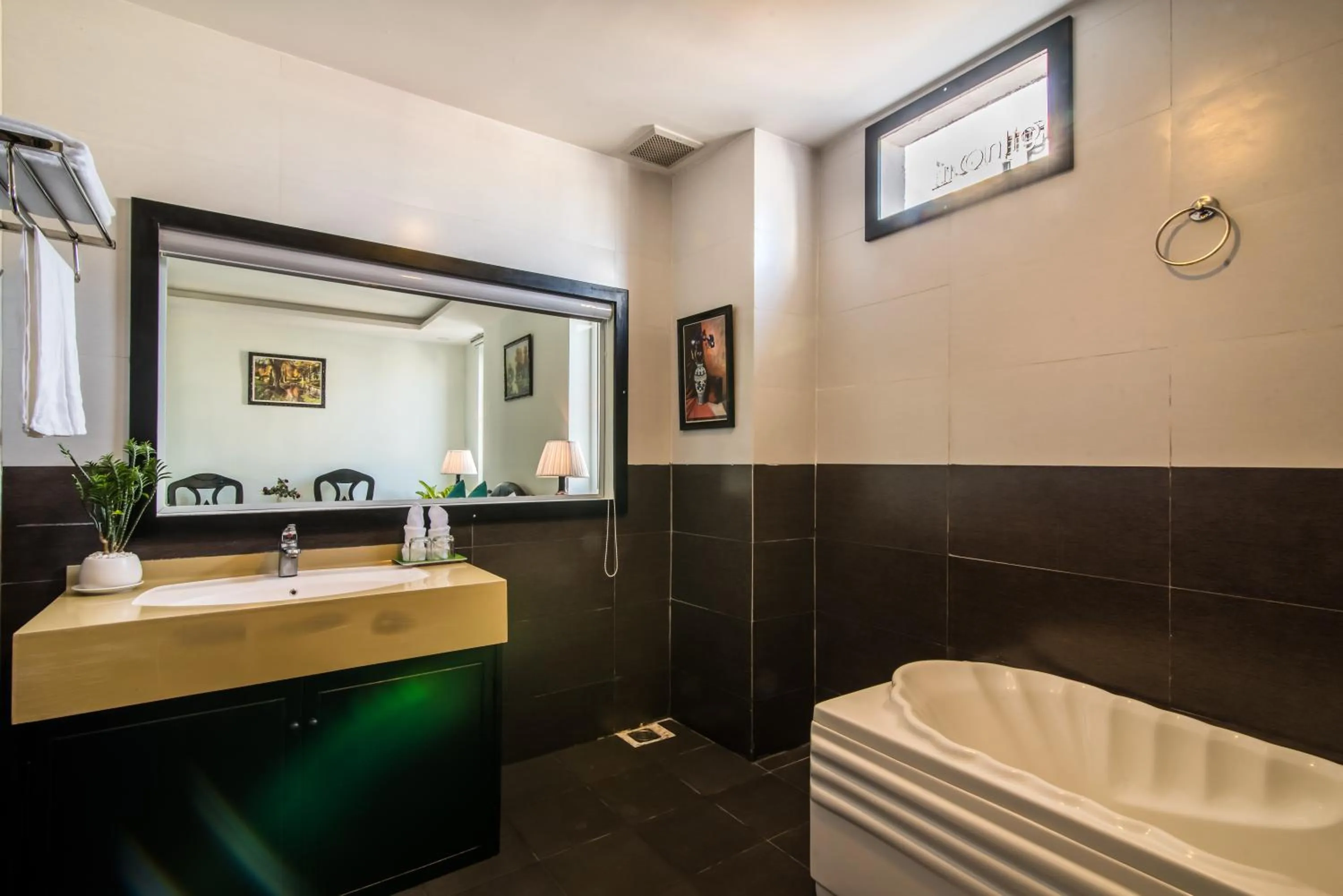 Hot Tub in The Sunriver Boutique Hotel Hue