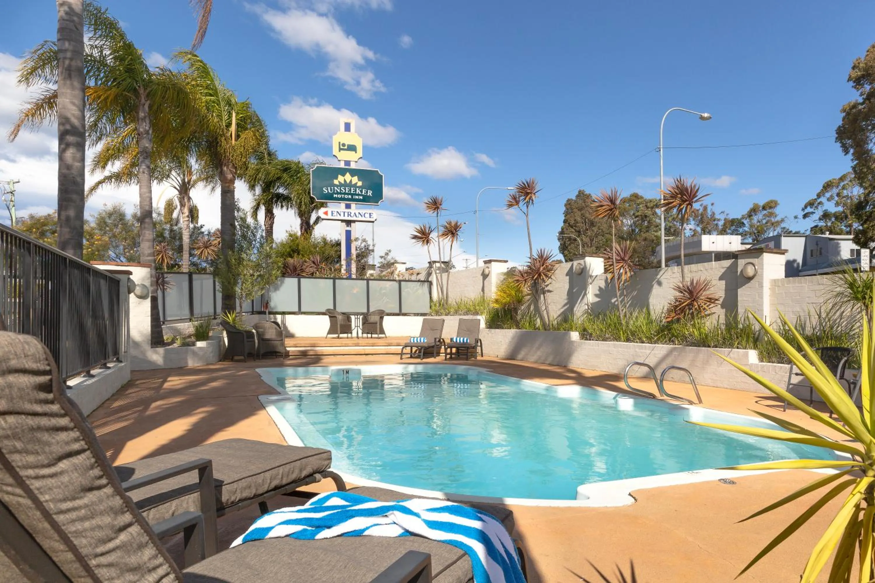Swimming pool in Sunseeker Motor Inn
