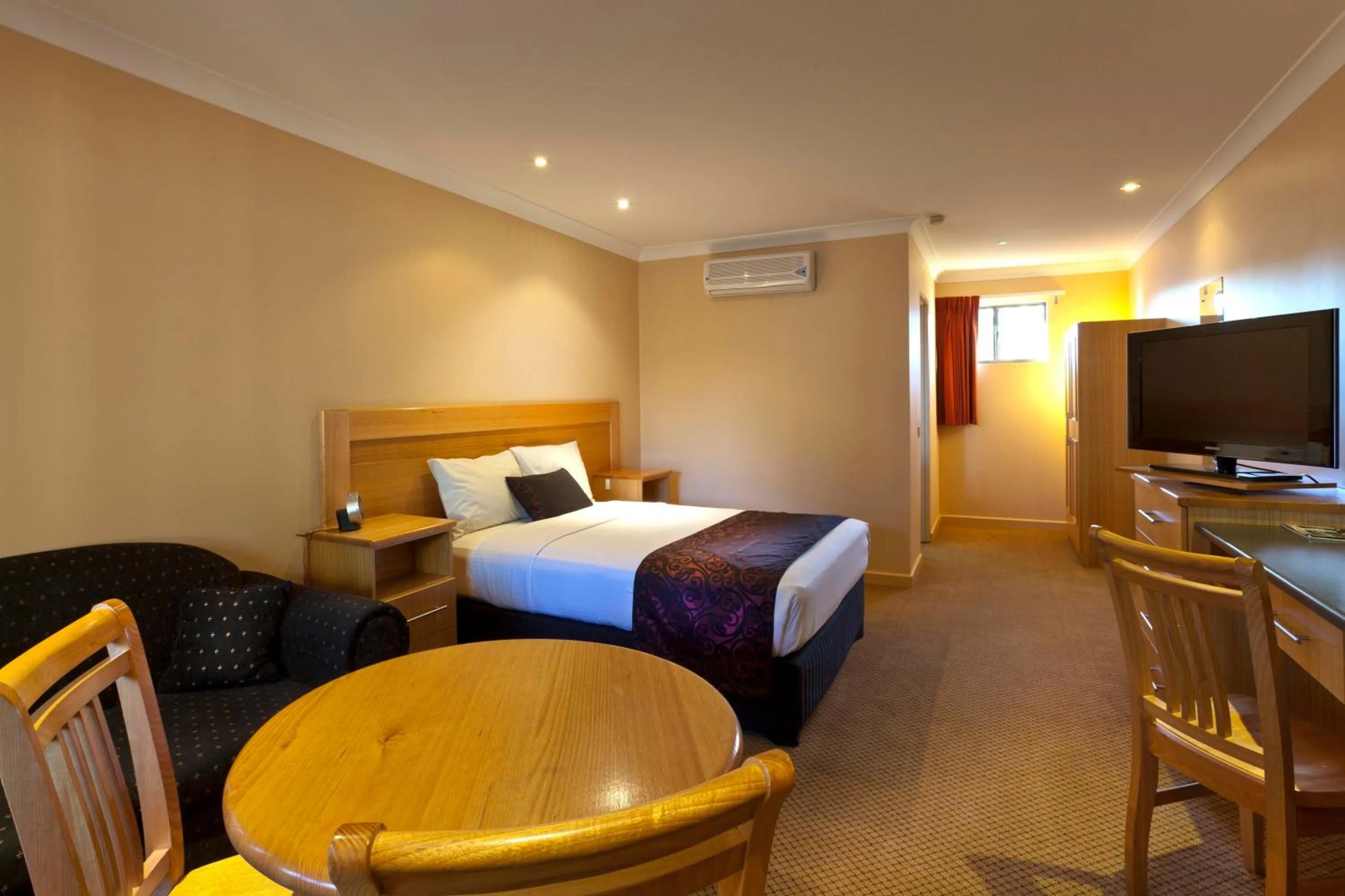 Photo of the whole room, Bed in Sunseeker Motor Inn