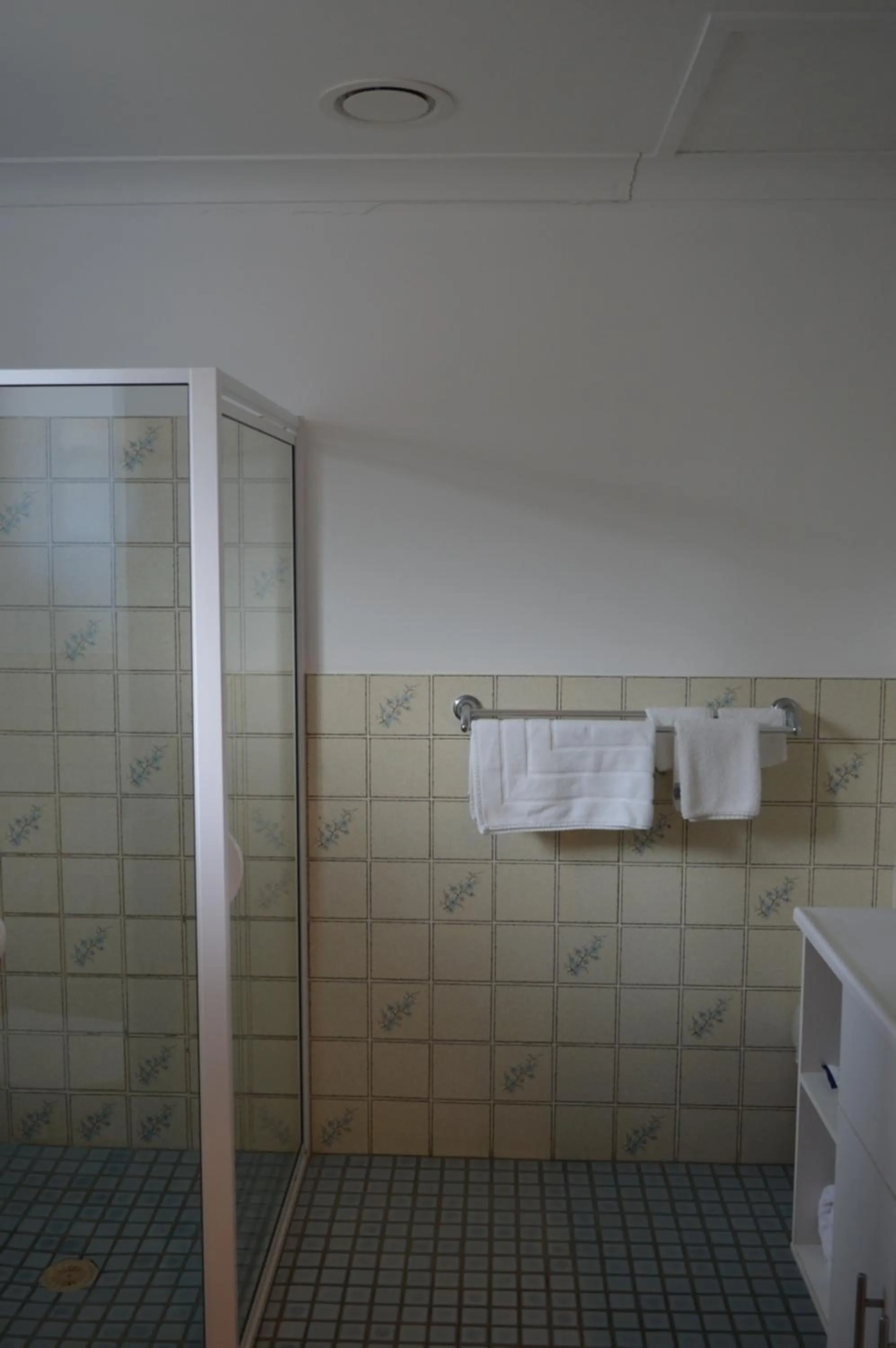 Bathroom in Sunseeker Motor Inn