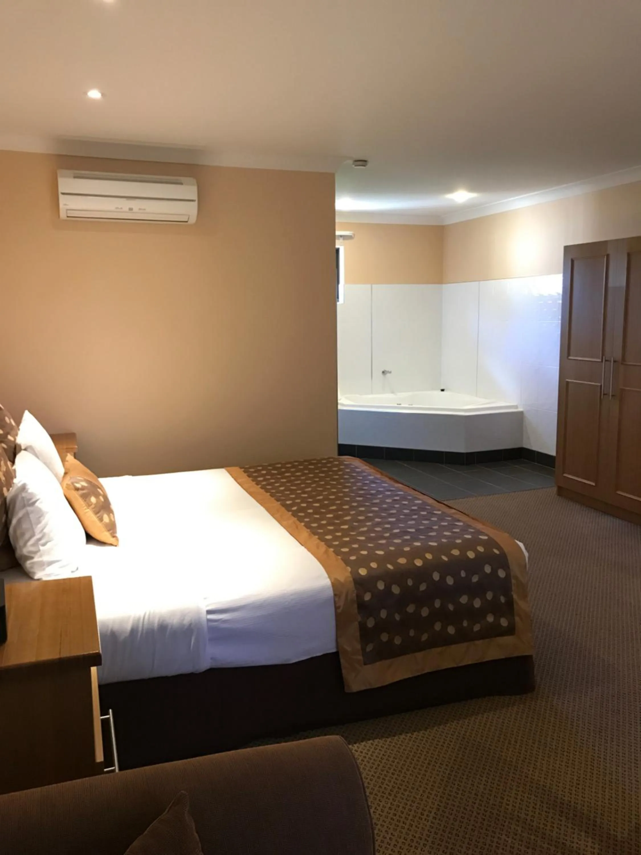 Bedroom, Bed in Sunseeker Motor Inn