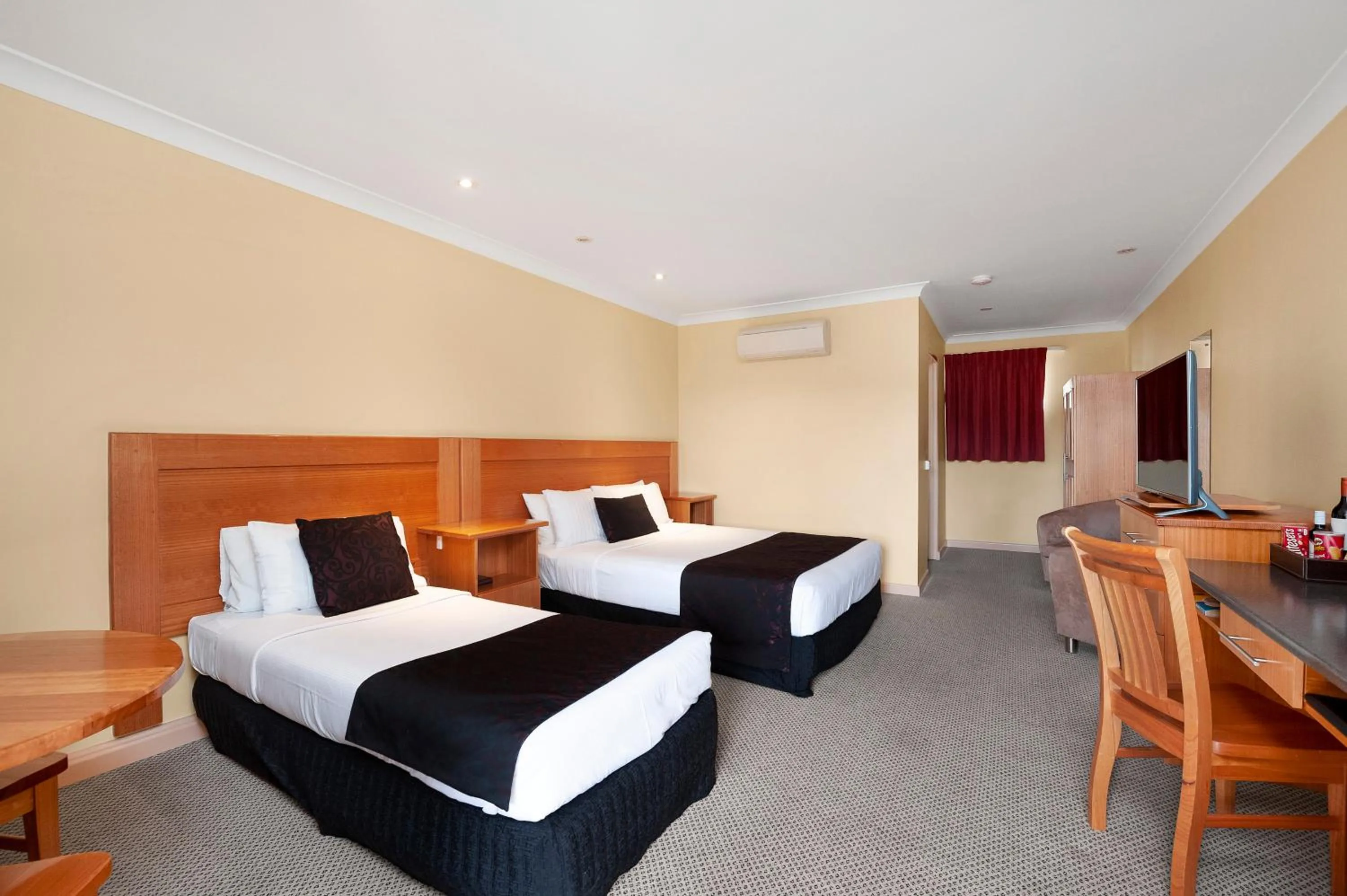 Bedroom, Bed in Sunseeker Motor Inn