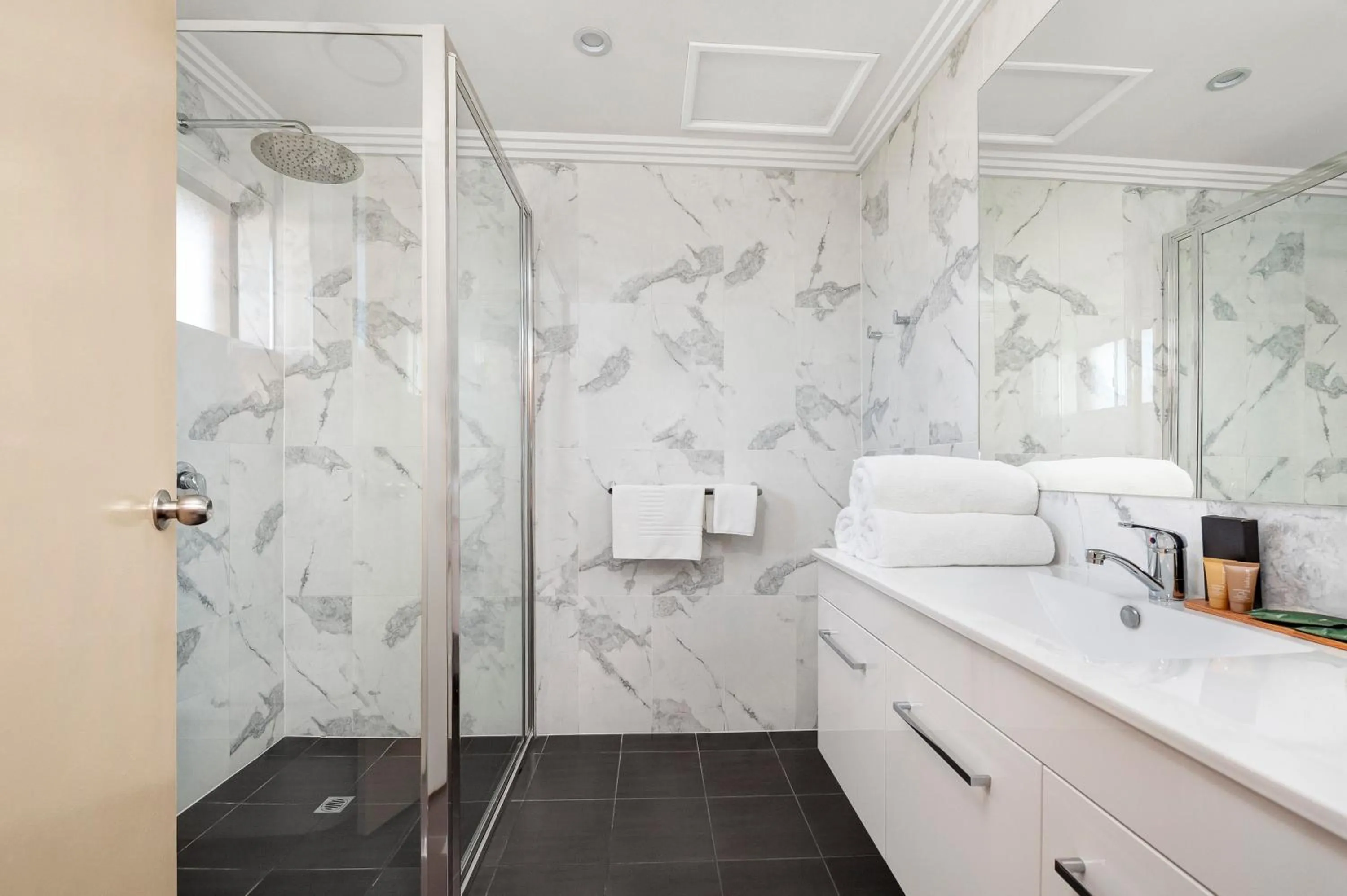 Bathroom, Bed in Sunseeker Motor Inn