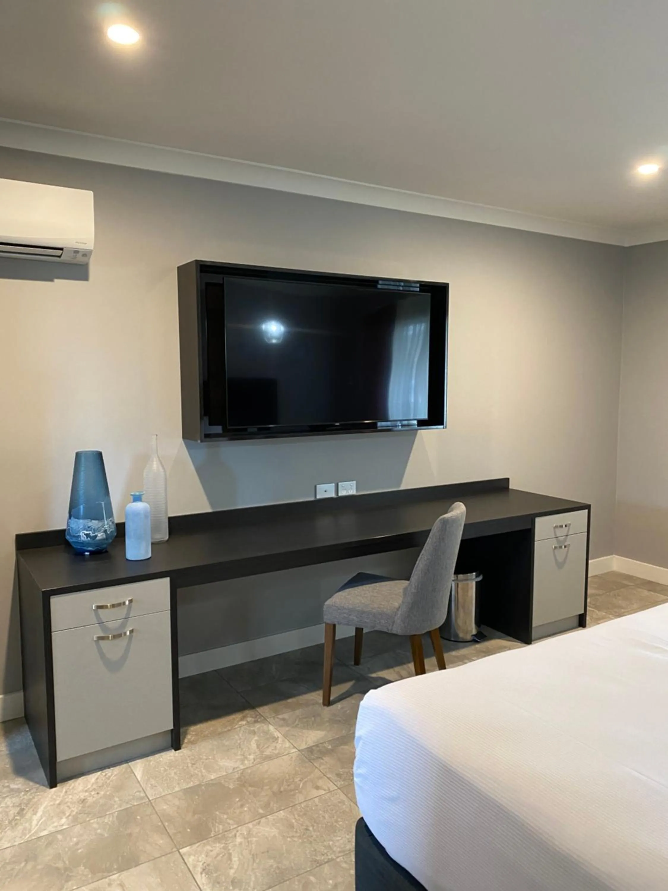 TV and multimedia, Bed in Sunseeker Motor Inn