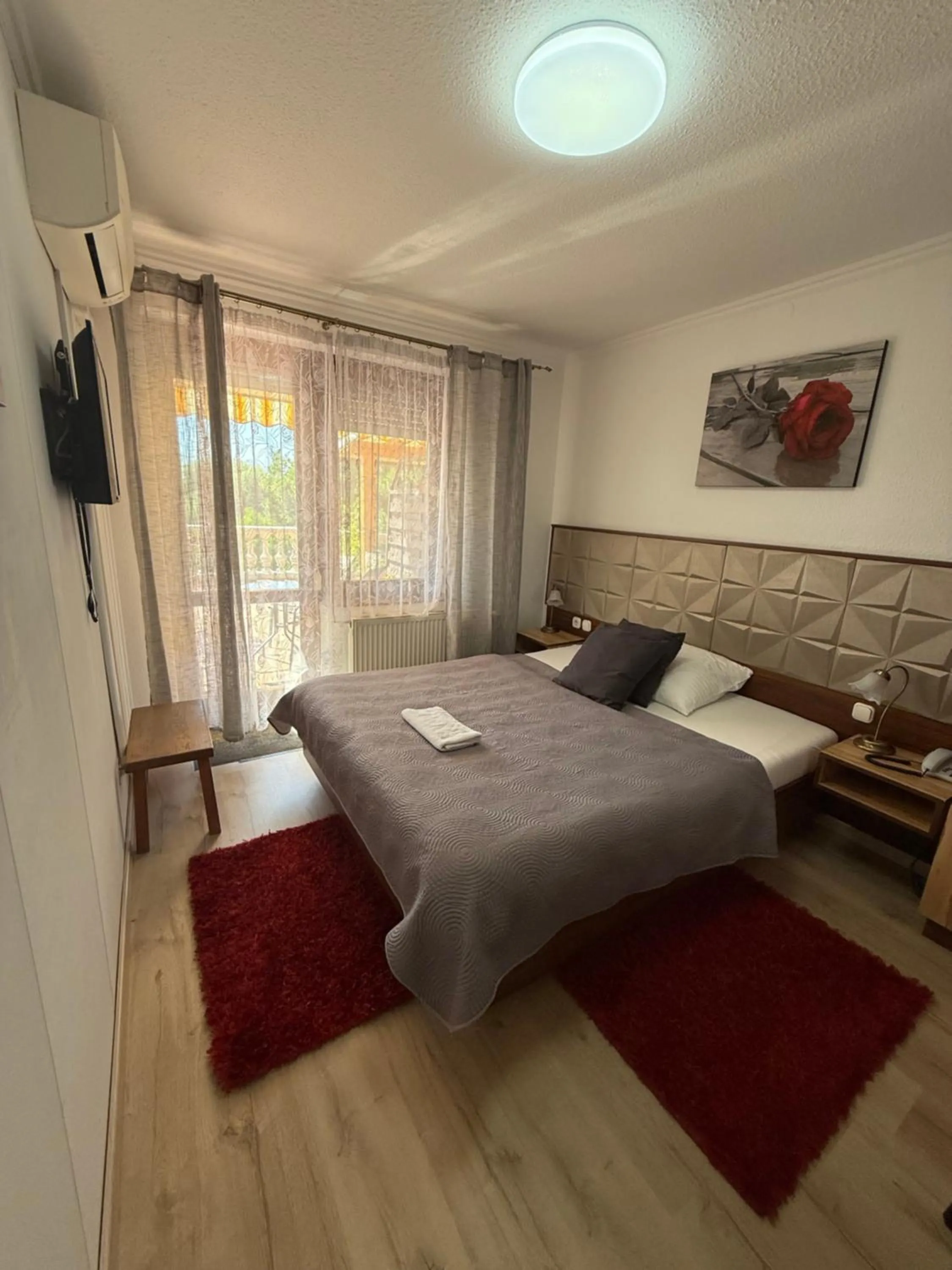 Bed in Le Rose Suites & Park Hotel