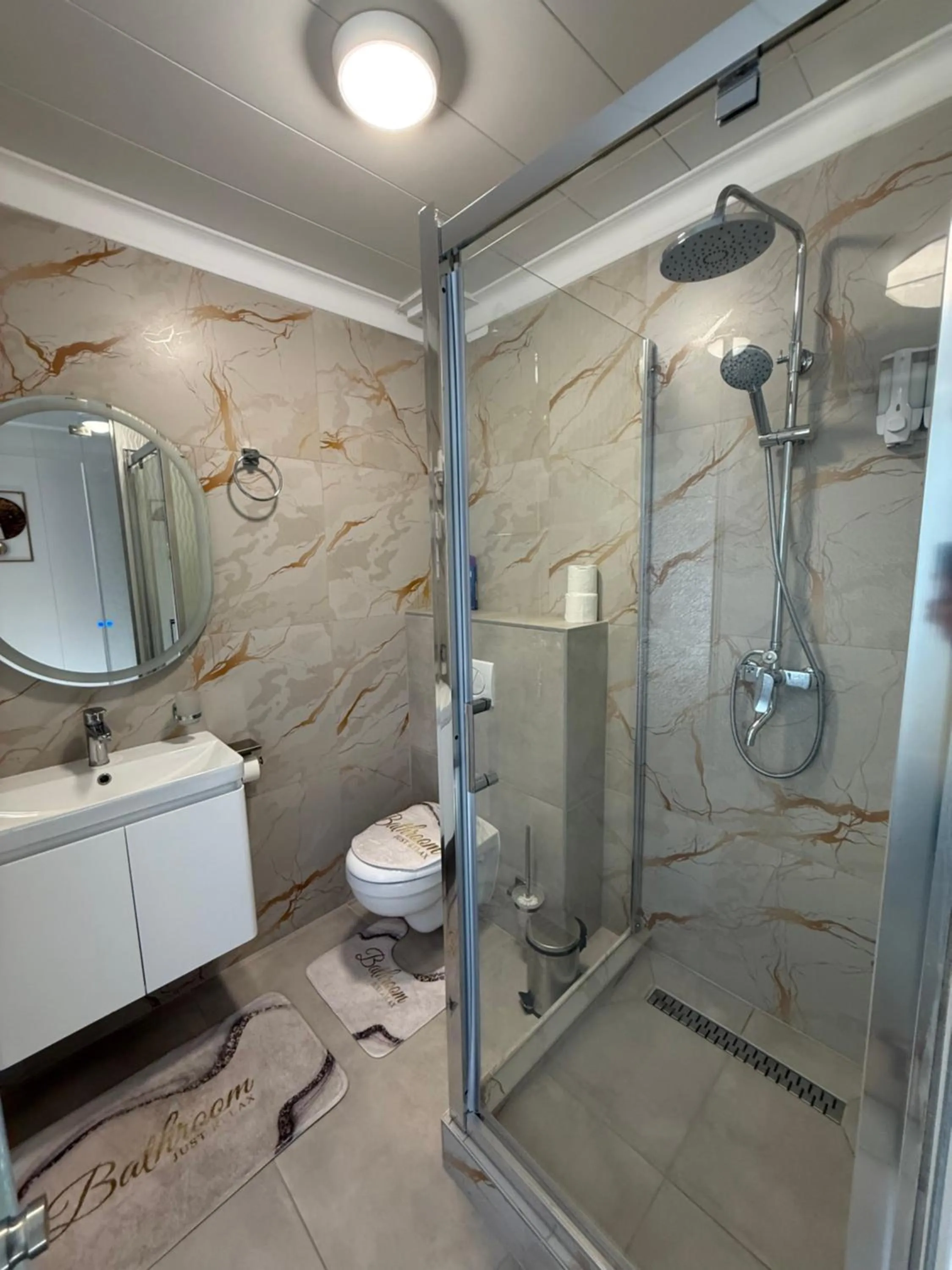 Shower in Le Rose Suites & Park Hotel
