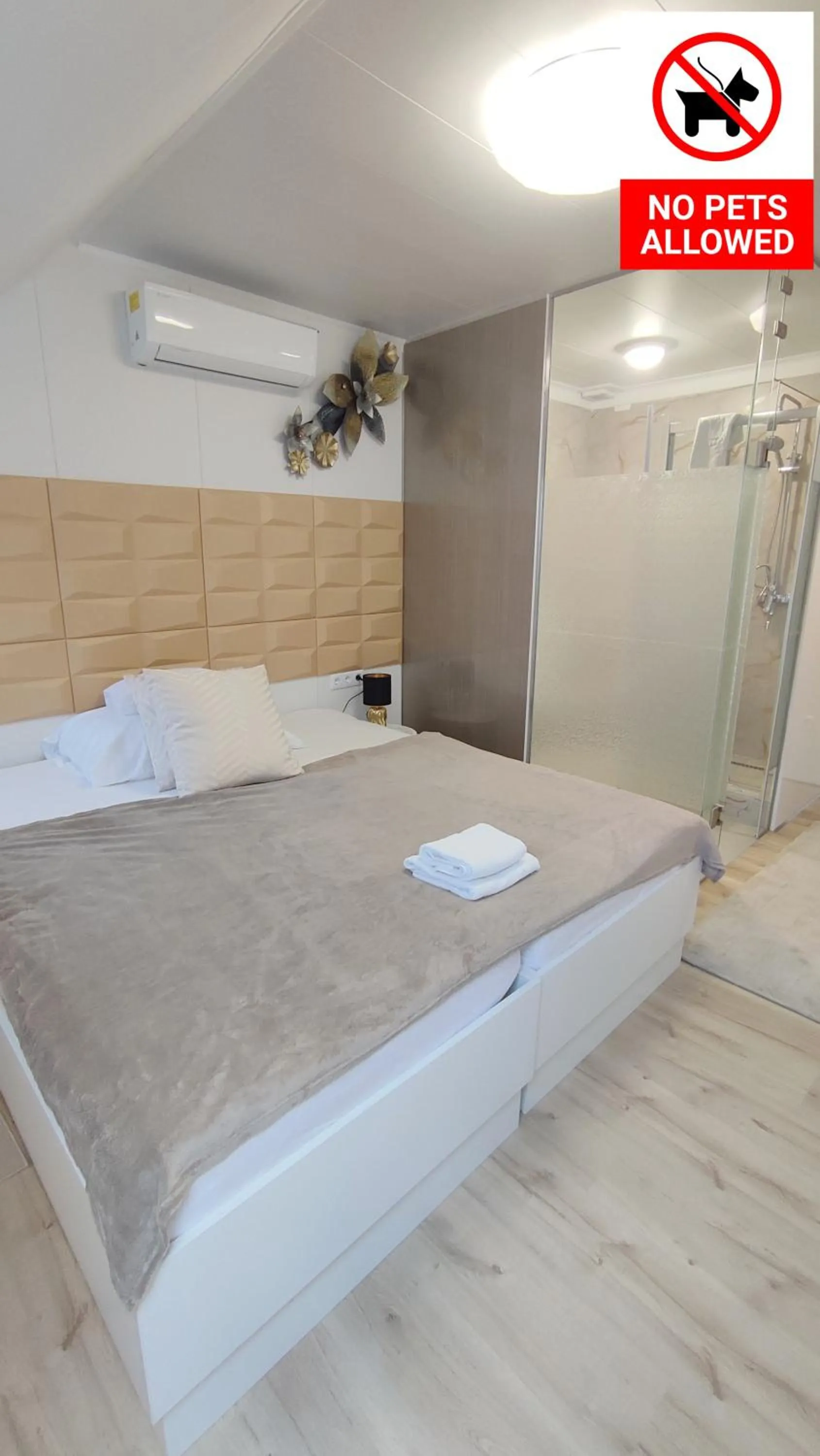 Bed in Le Rose Suites & Park Hotel