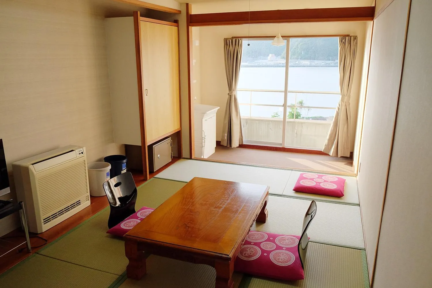 Photo of the whole room in Hotel Sunset Susami