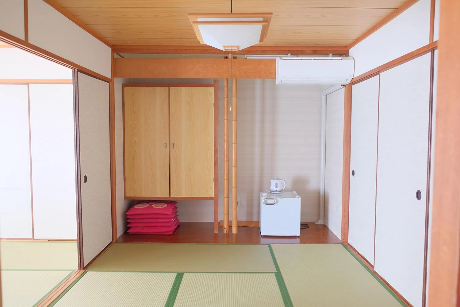 Photo of the whole room in Hotel Sunset Susami