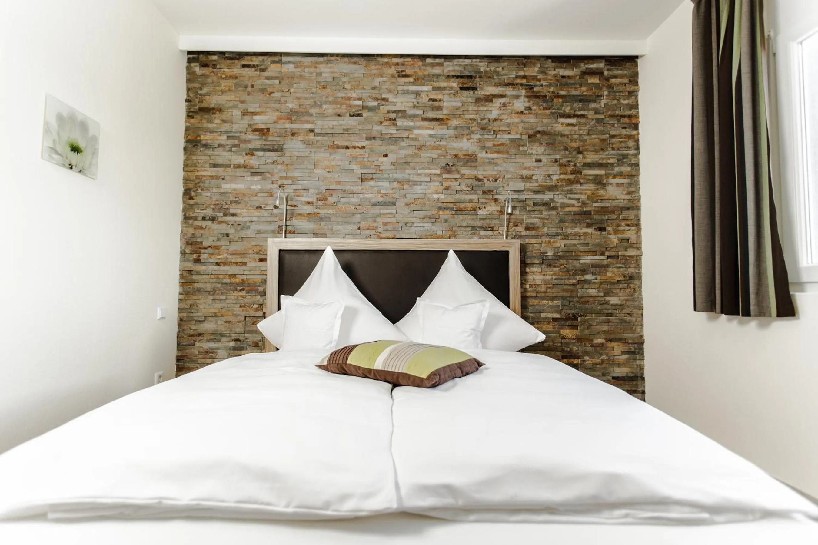 Bed in Hotel Maxis - digitaler Self-check-in -