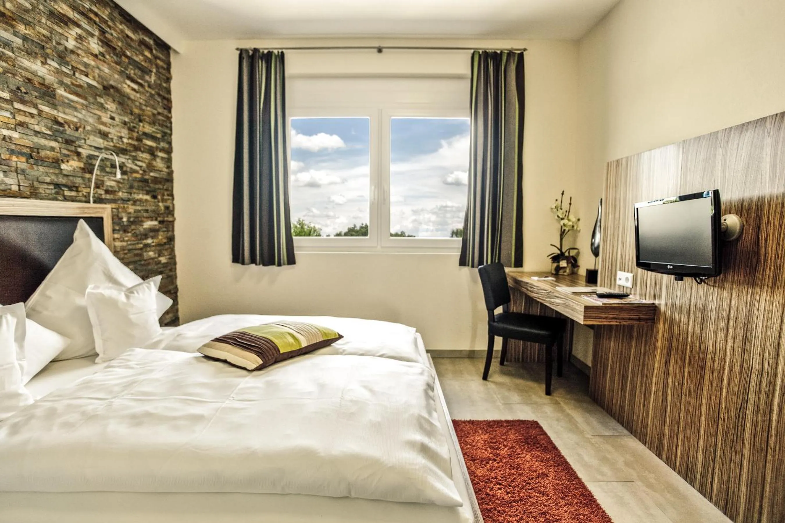 Day, Bed in Hotel Maxis - digitaler Self-check-in -