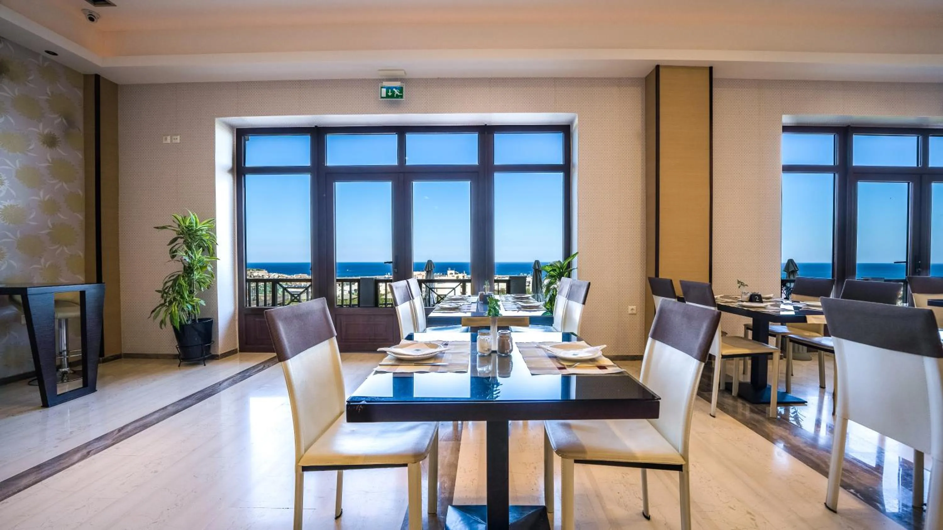 Restaurant/places to eat in Forest Park Hotel