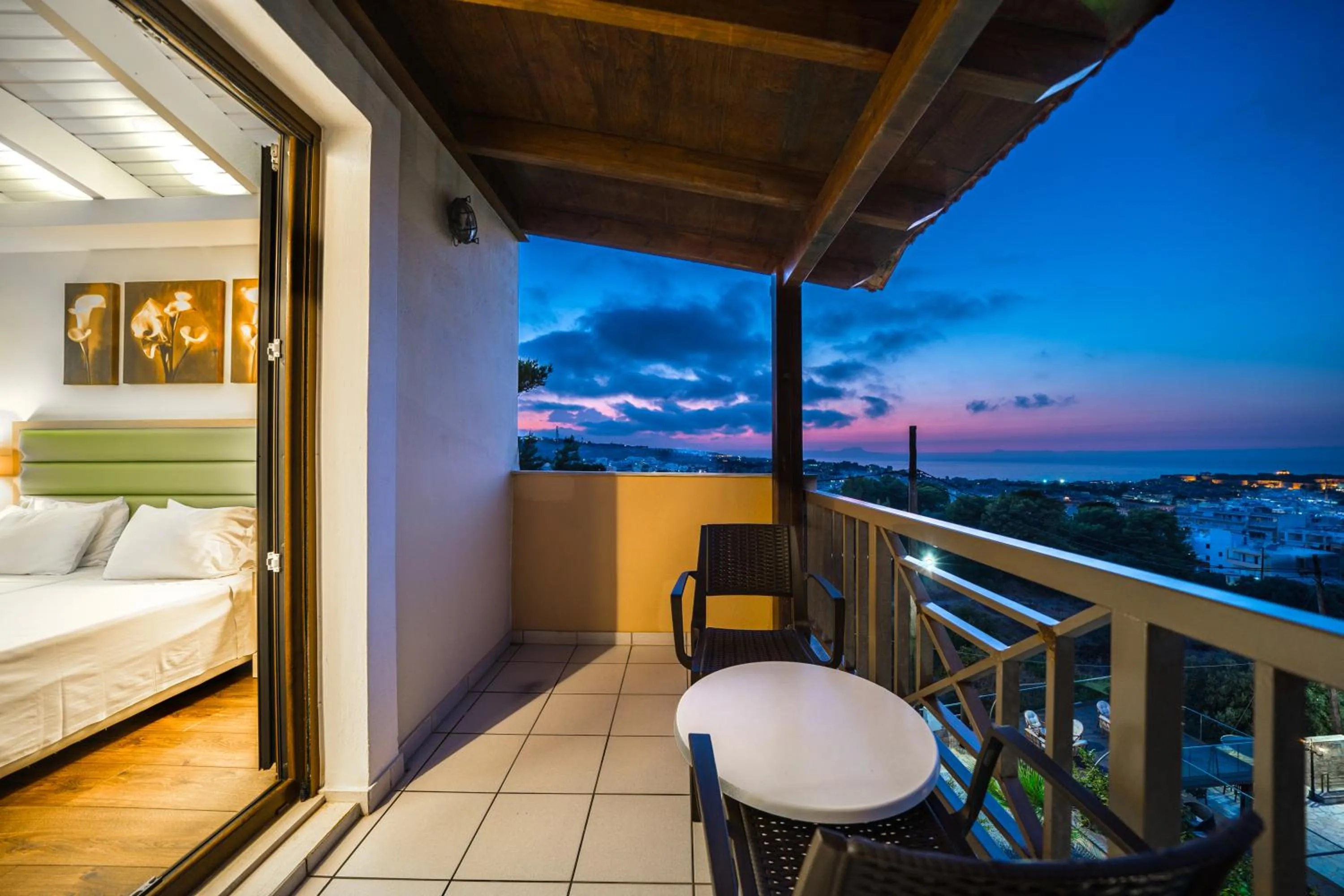 Balcony/Terrace, Bed in Forest Park Hotel