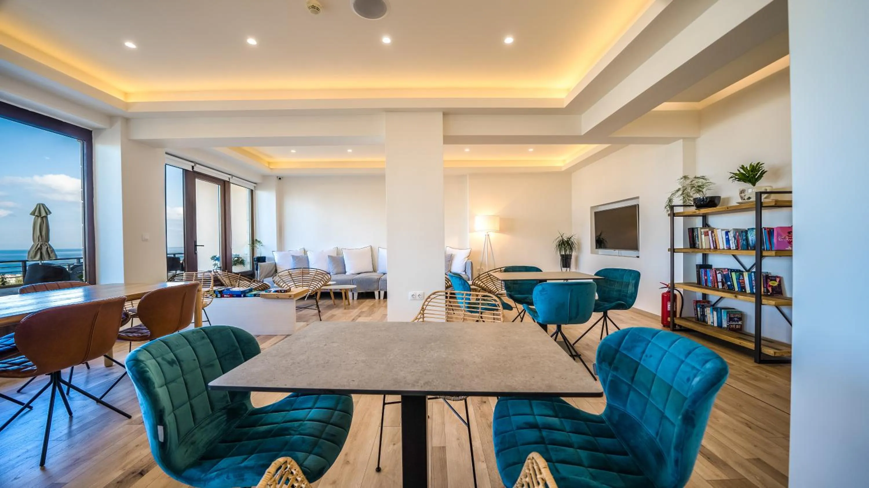 Communal lounge/ TV room in Forest Park Hotel