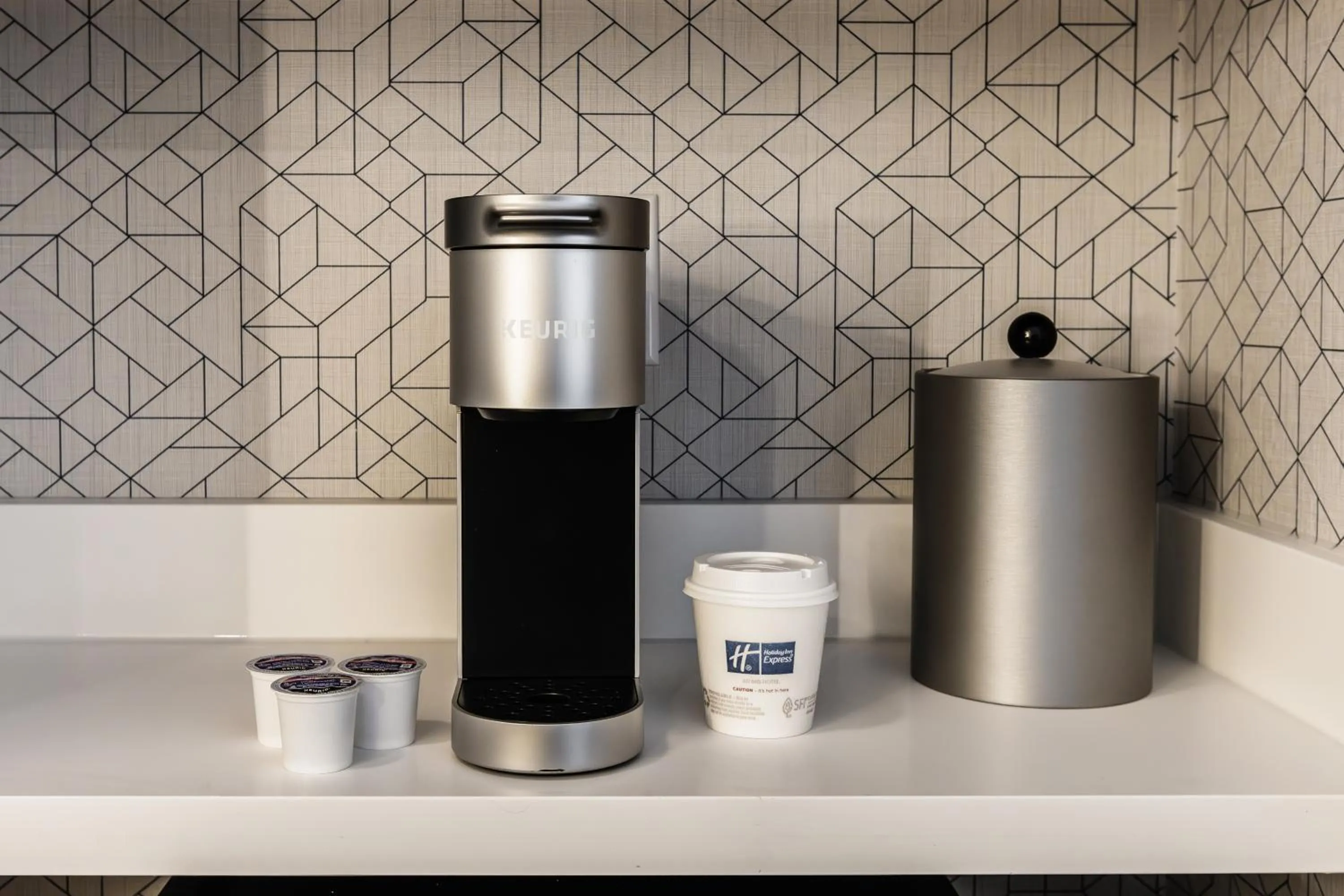 Coffee/tea facilities in Holiday Inn Express Toronto-North York by IHG