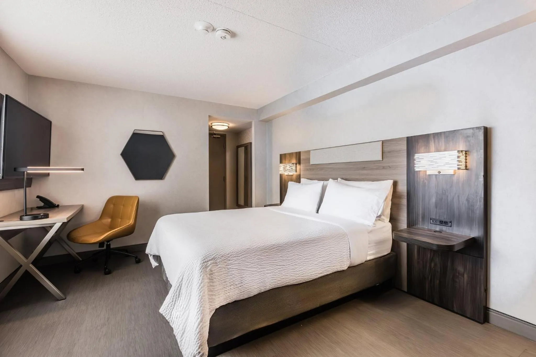 Photo of the whole room, Bed in Holiday Inn Express Toronto-North York by IHG