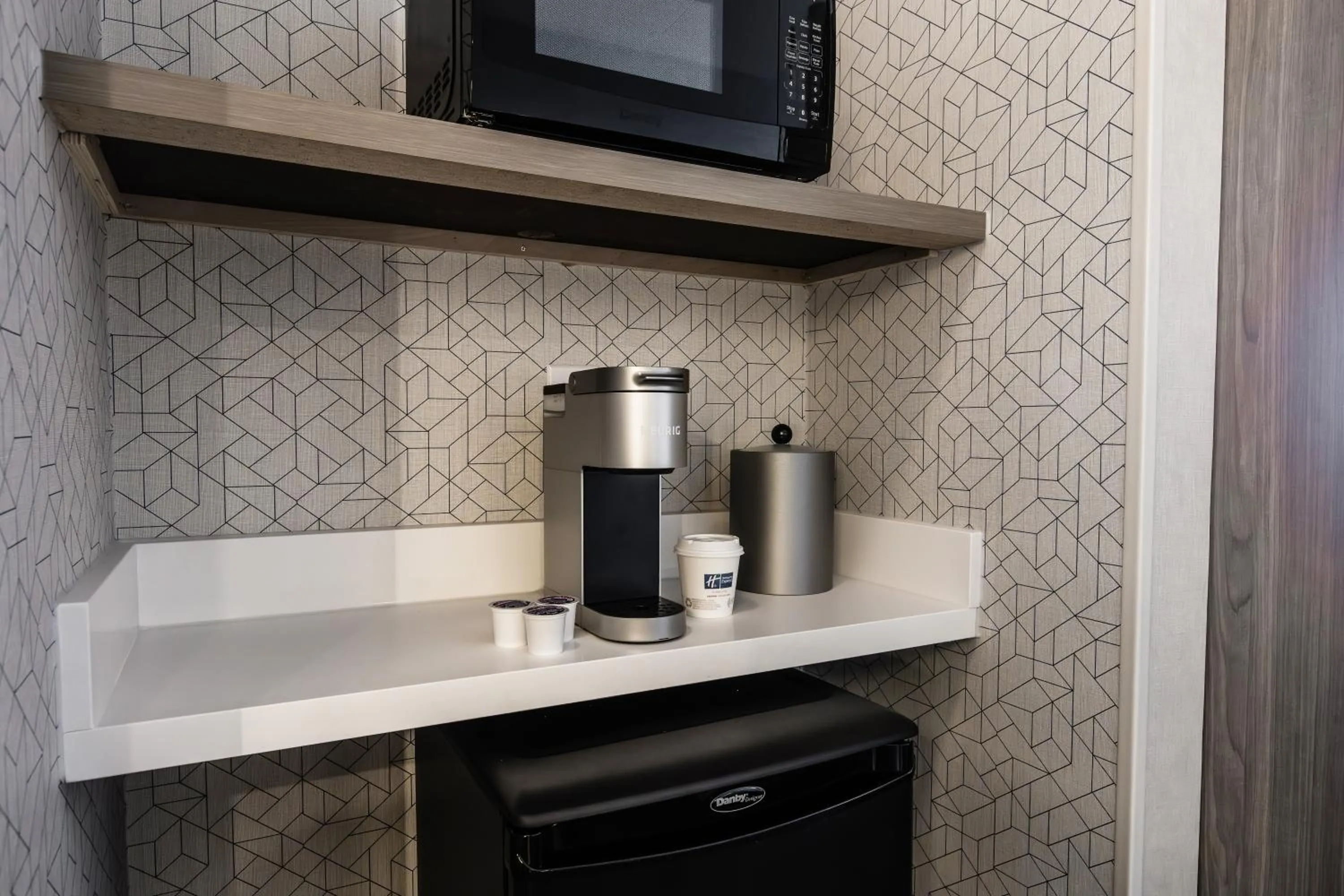 Coffee/tea facilities in Holiday Inn Express Toronto-North York by IHG