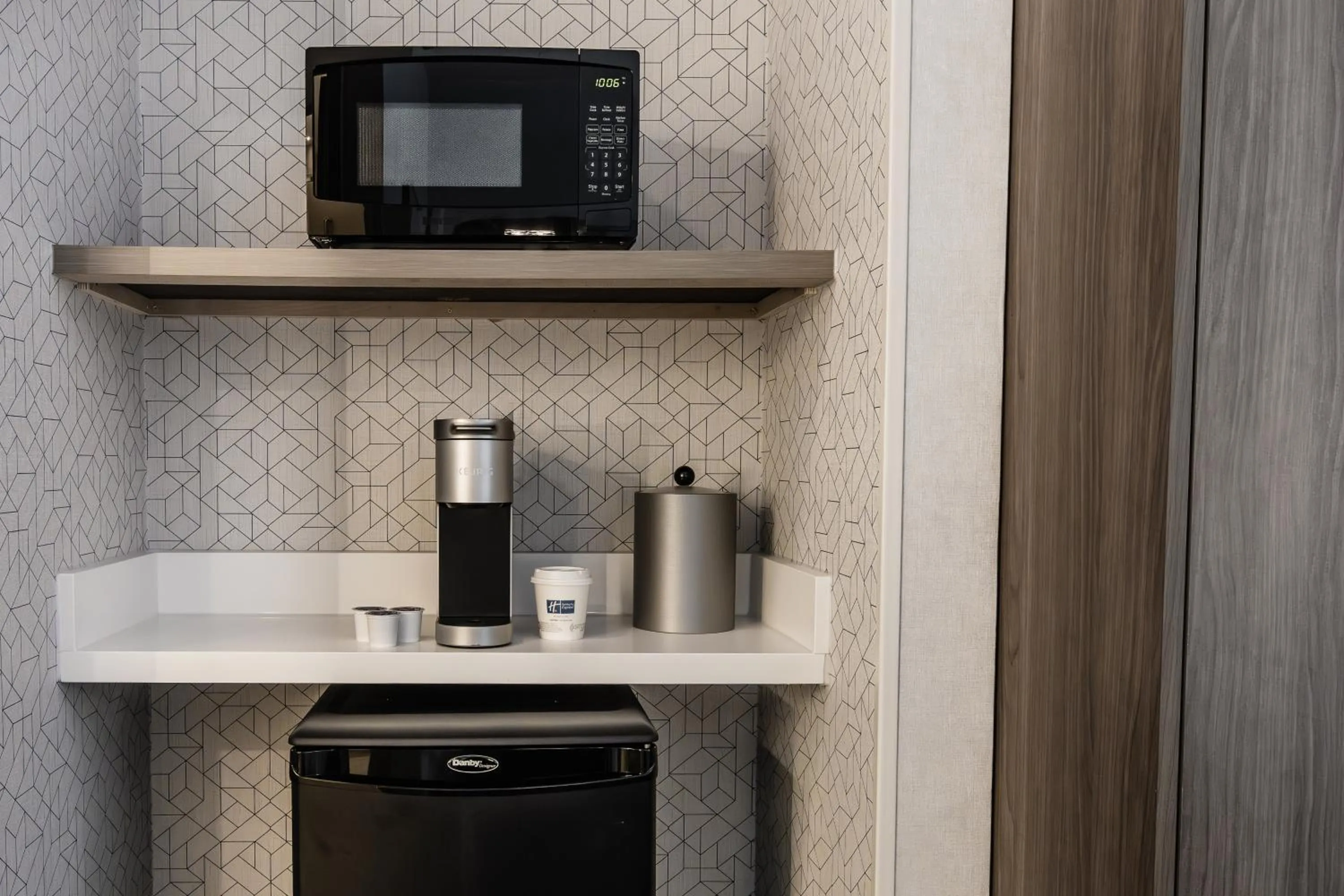 Coffee/tea facilities in Holiday Inn Express Toronto-North York by IHG