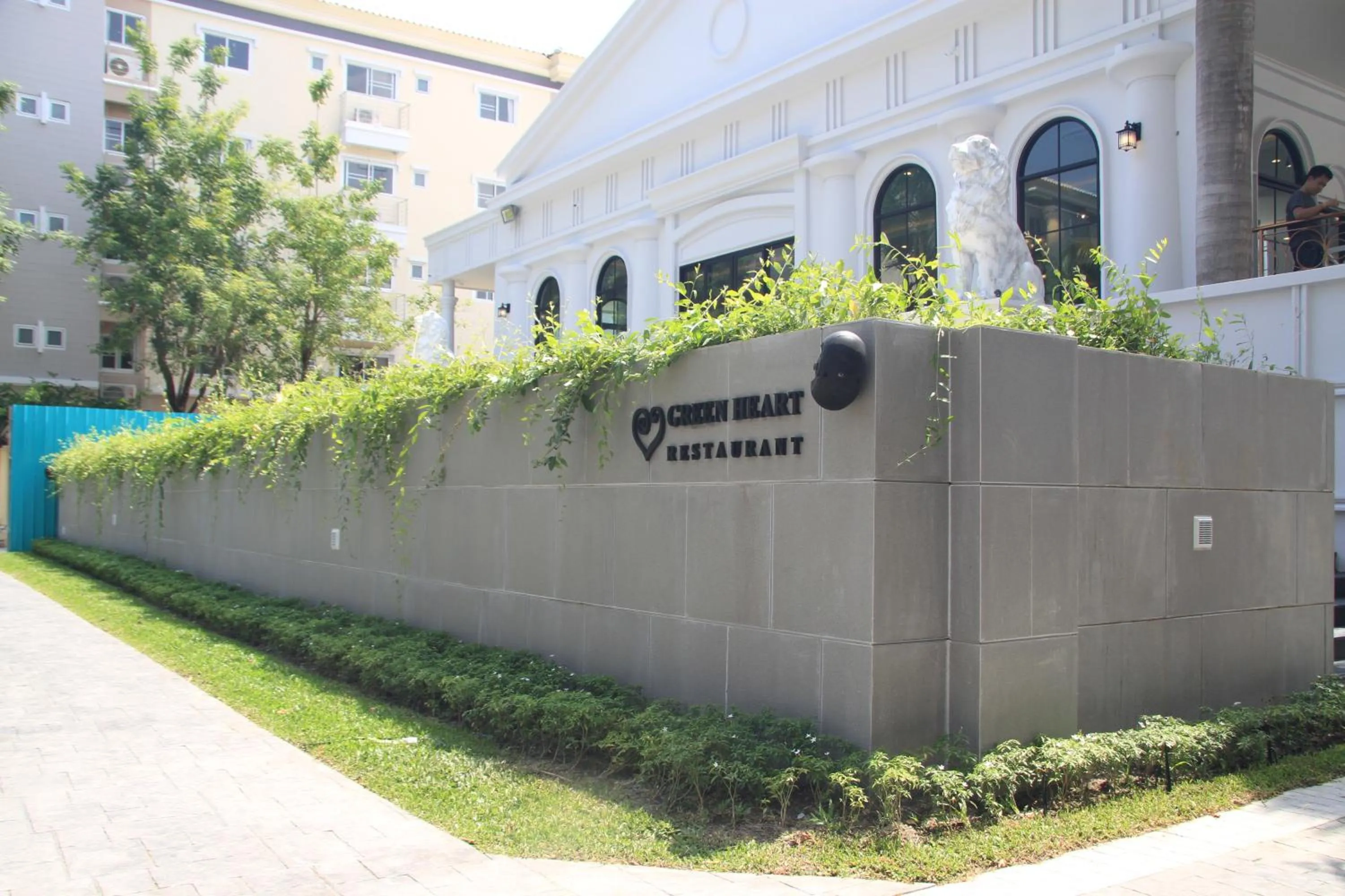 Restaurant/places to eat in The Green View Hotel