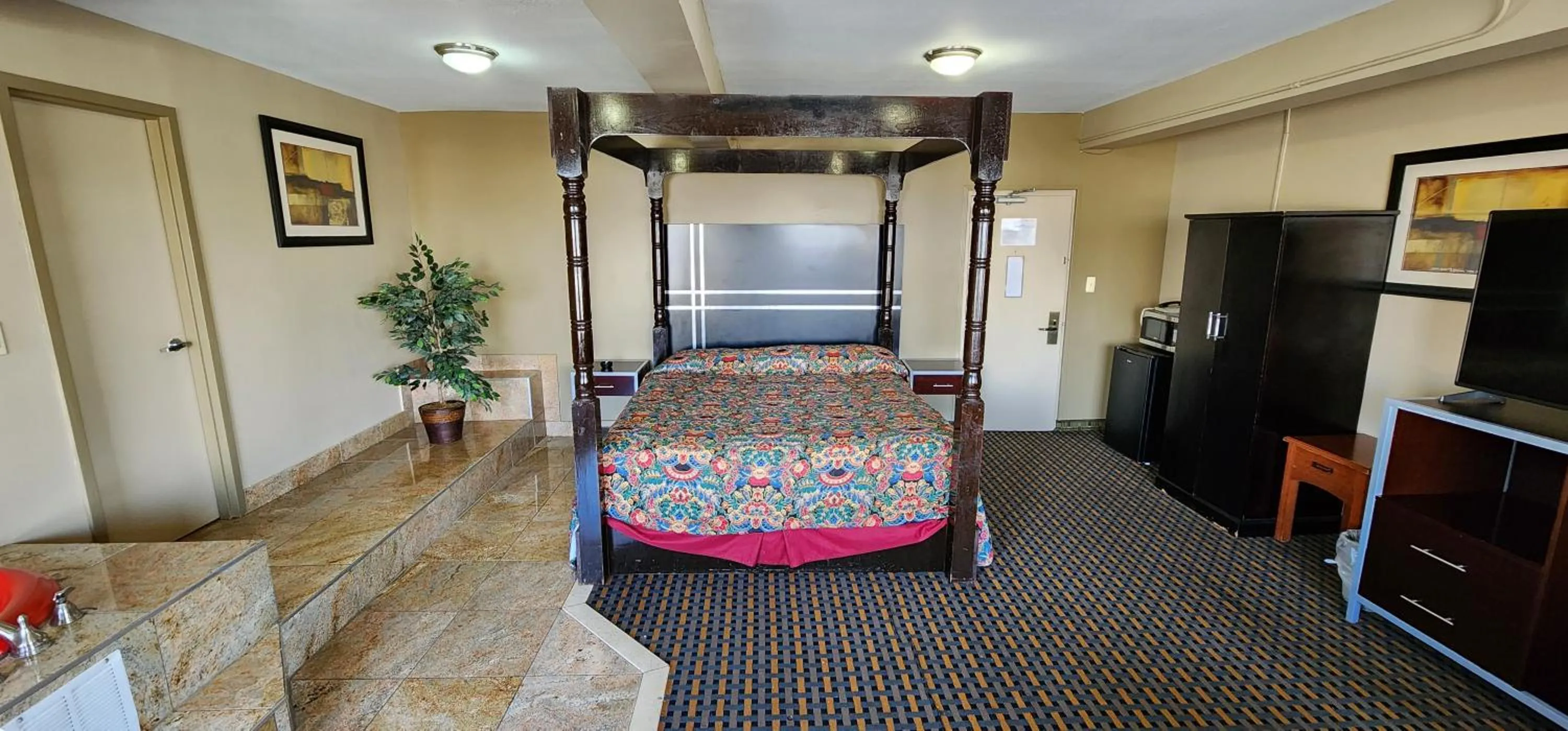 Bed in Town House Inn and Suites