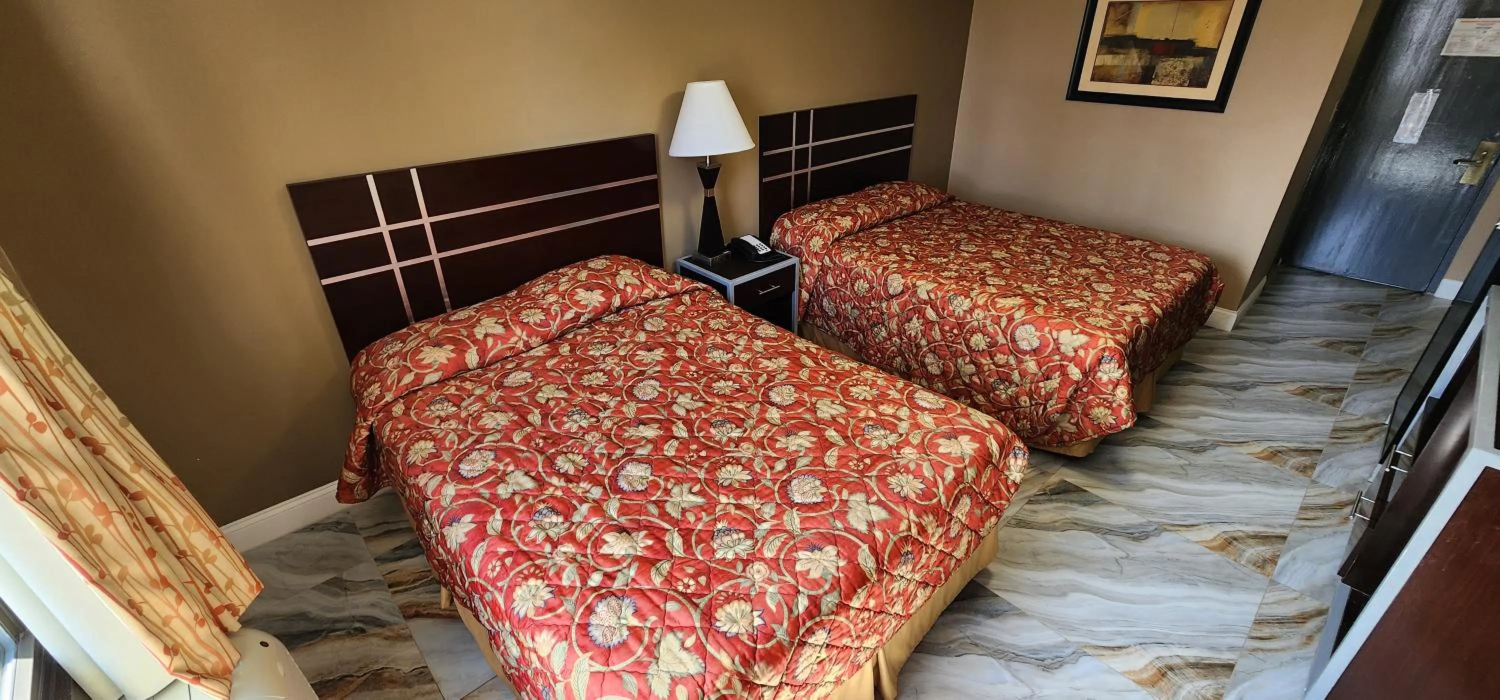 Bed in Town House Inn and Suites