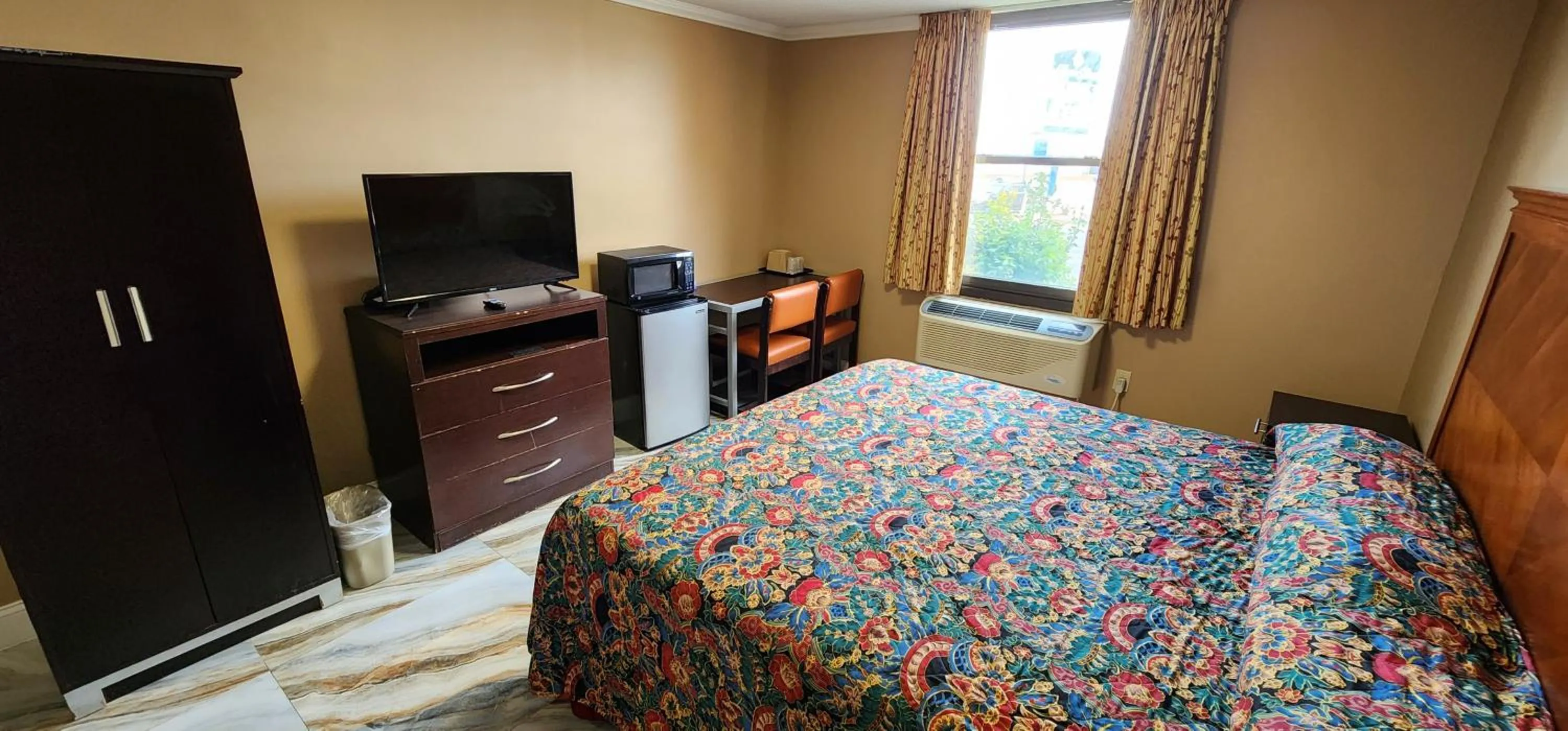 Bed in Town House Inn and Suites