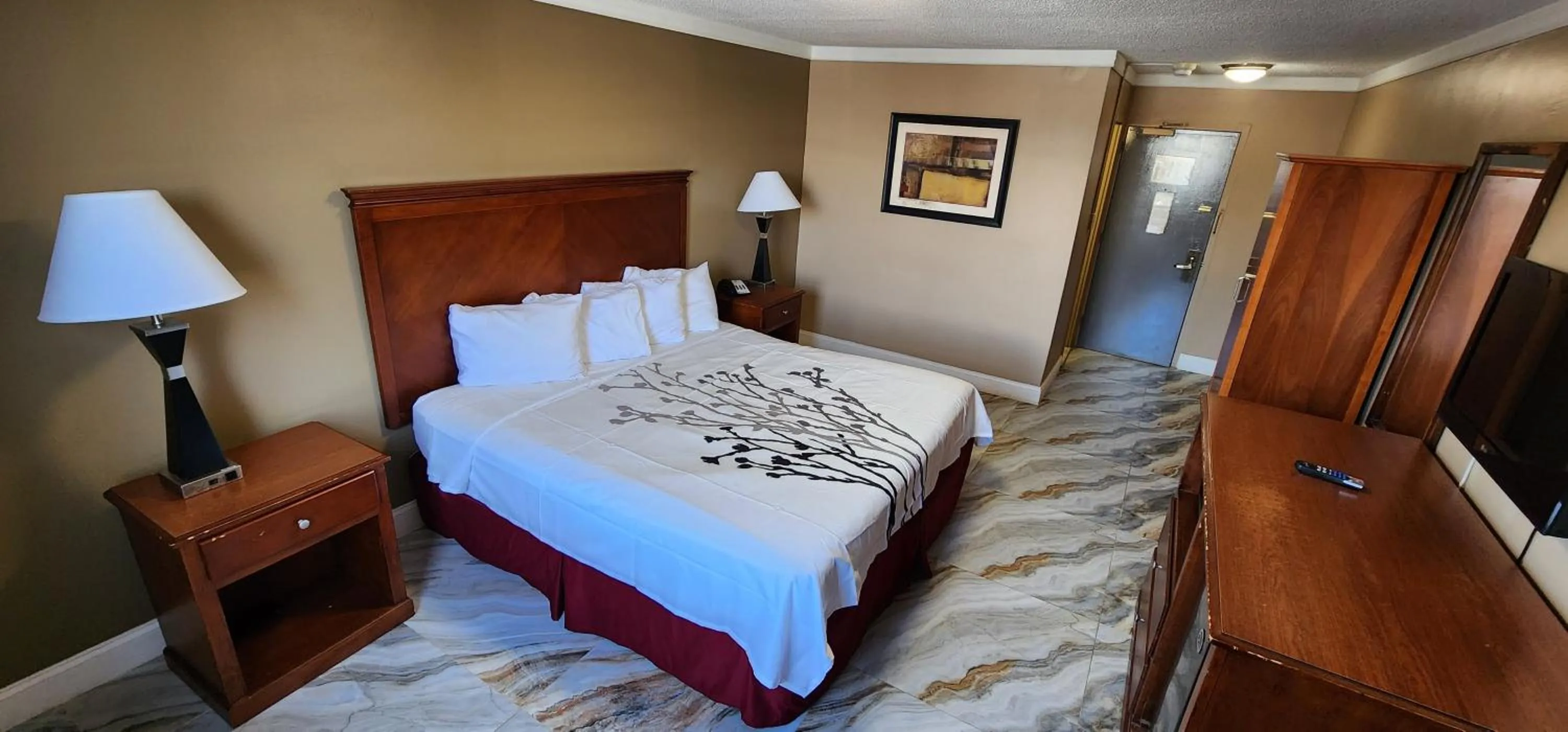Bed in Town House Inn and Suites