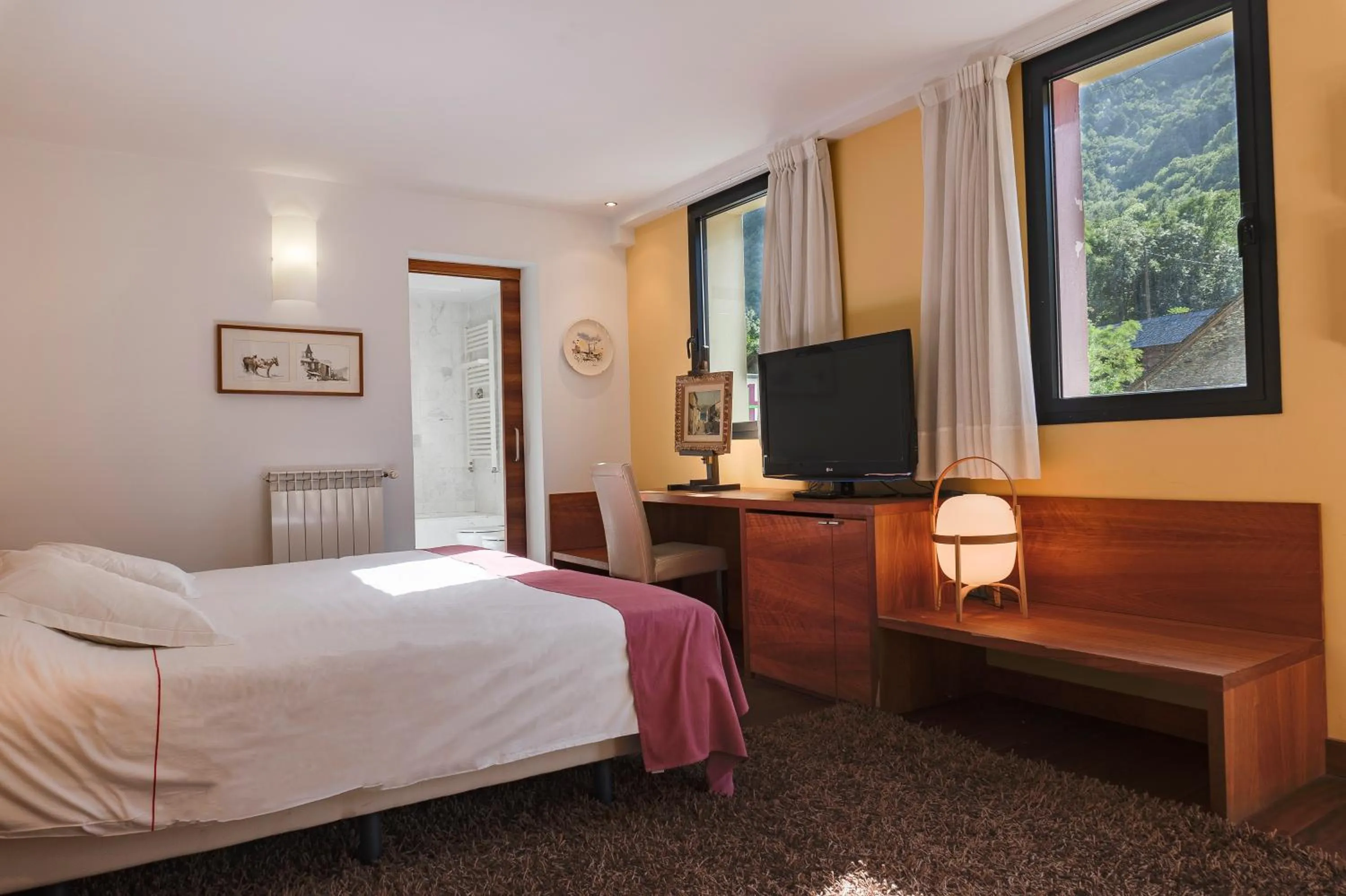 Photo of the whole room, Bed in Hotel Cardós