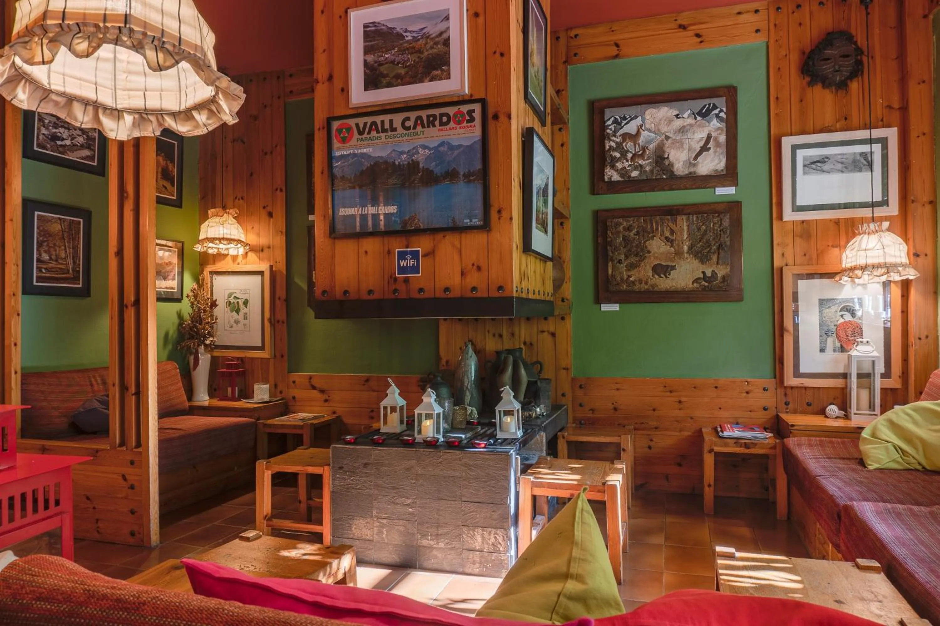 Communal lounge/ TV room in Hotel Cardós