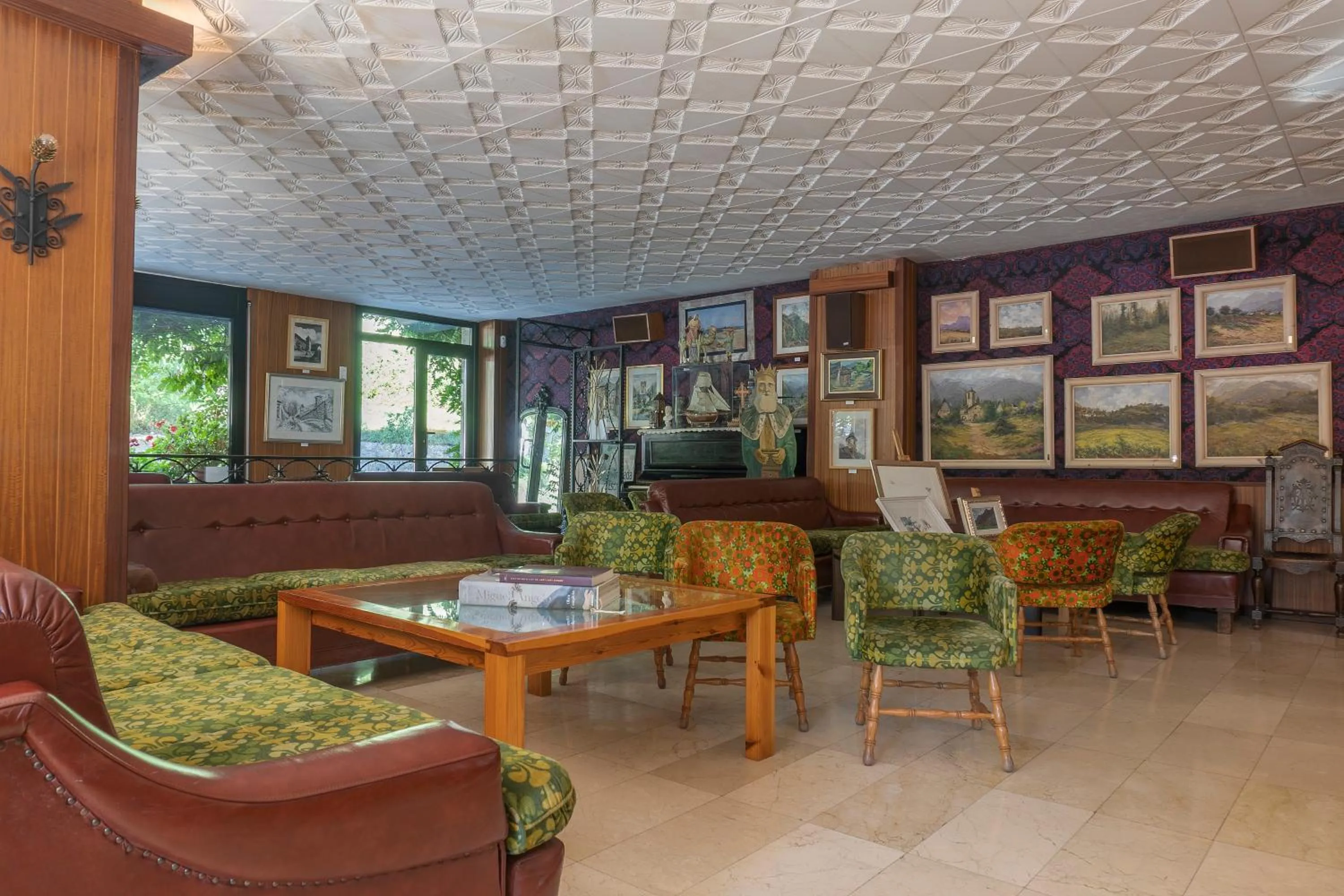 Communal lounge/ TV room in Hotel Cardós