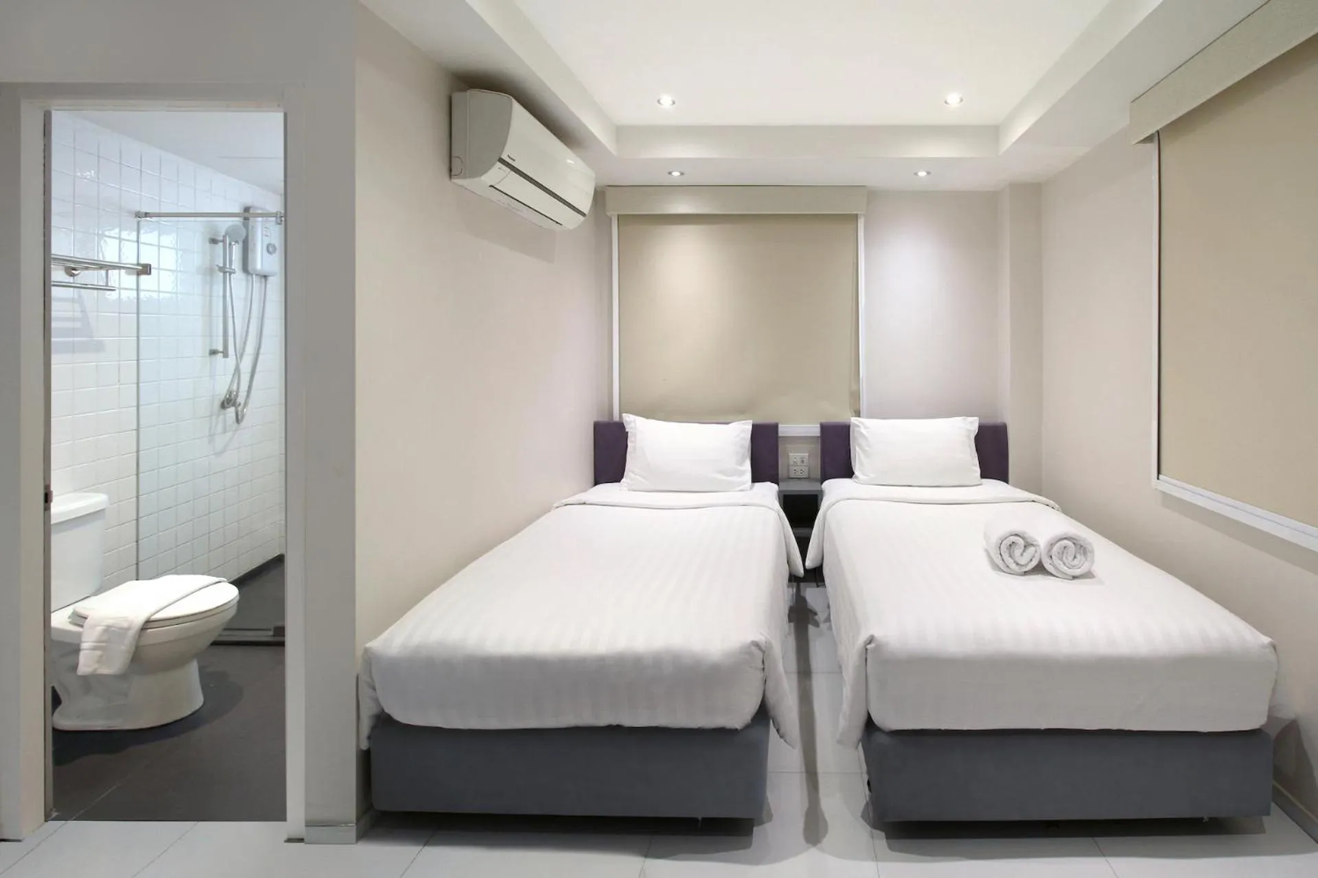 Photo of the whole room, Bed in My Hotel Pratunam