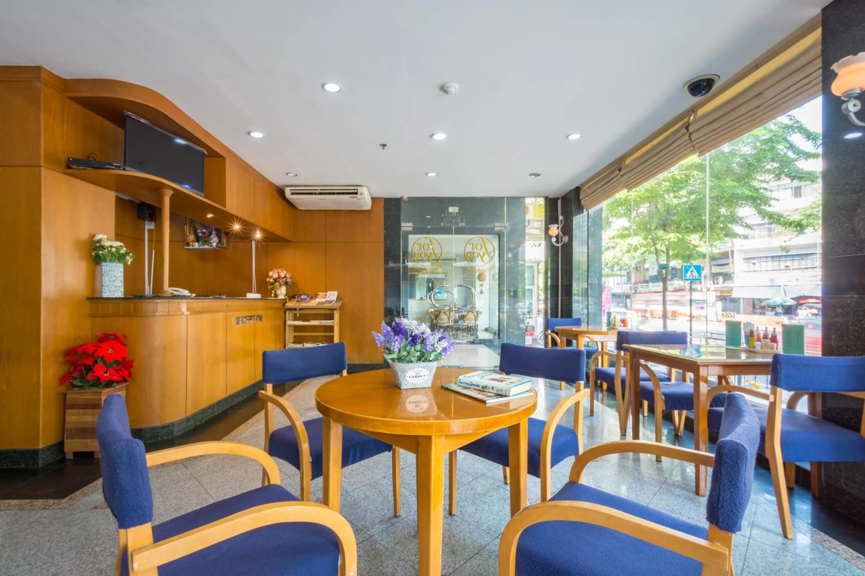 Restaurant/places to eat in For You Residence