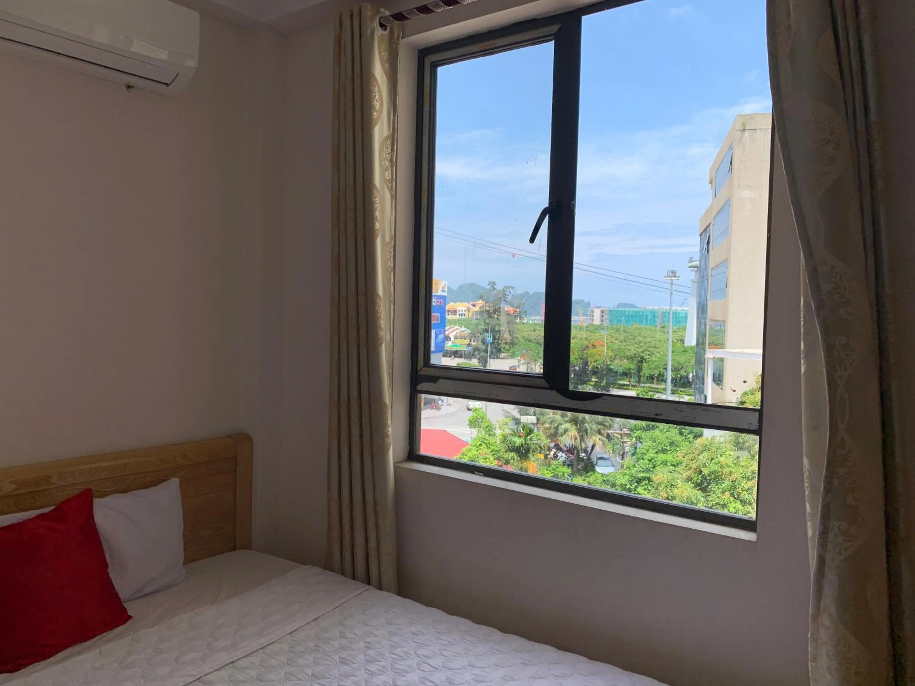 Bed in Quynh Yen Hotel