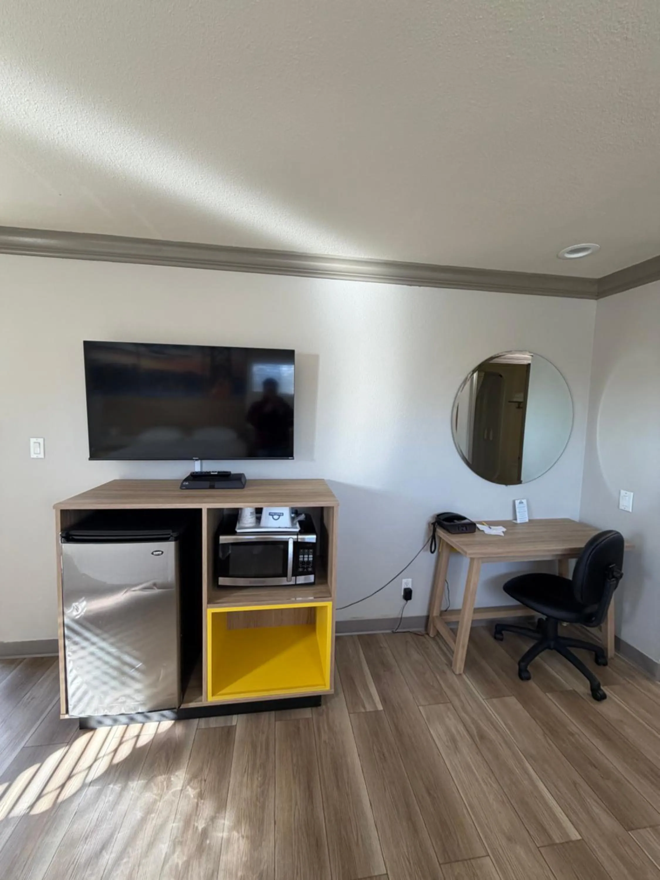 TV and multimedia in Days Inn by Wyndham San Francisco S/Oyster Point Airport