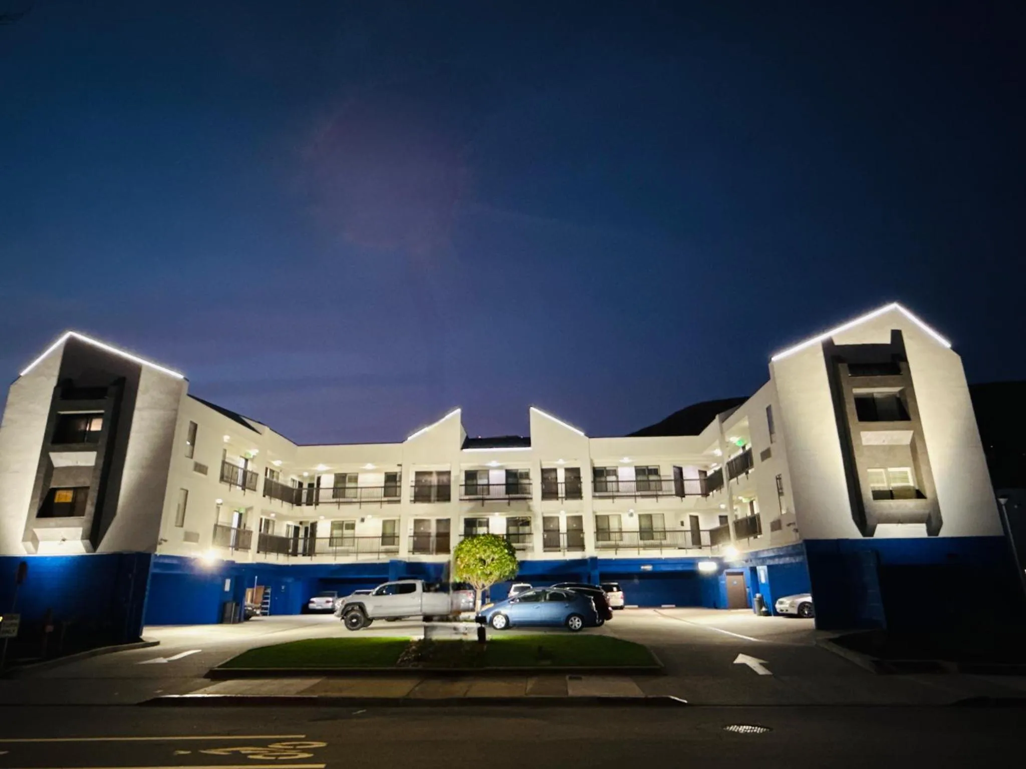 Property building in Days Inn by Wyndham San Francisco S/Oyster Point Airport