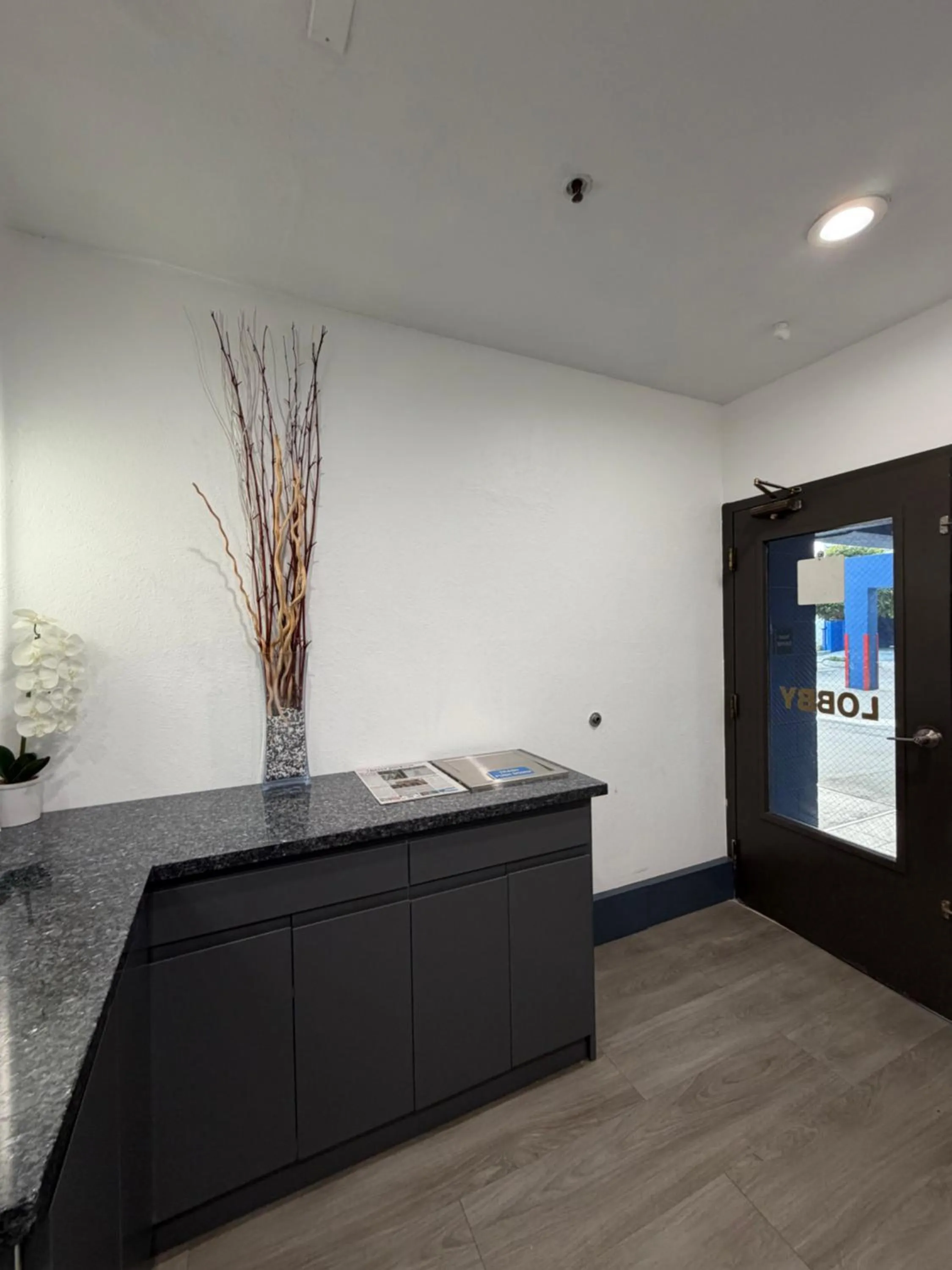 Lobby or reception in Days Inn by Wyndham San Francisco S/Oyster Point Airport
