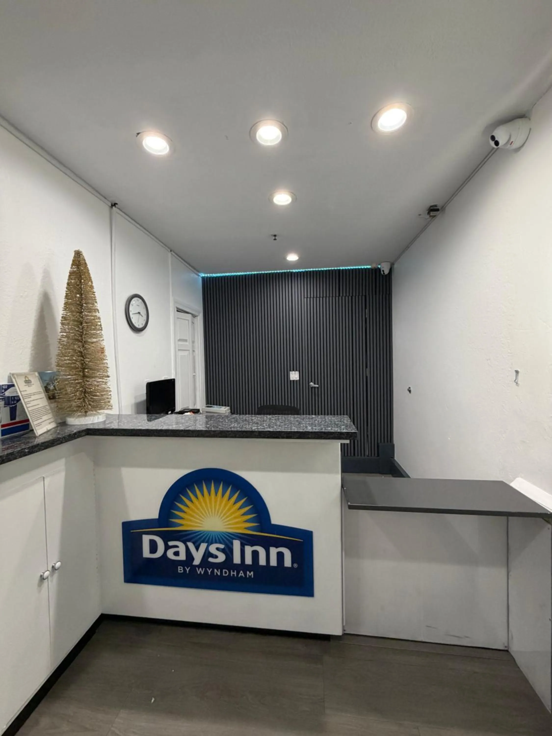 Lobby or reception in Days Inn by Wyndham San Francisco S/Oyster Point Airport