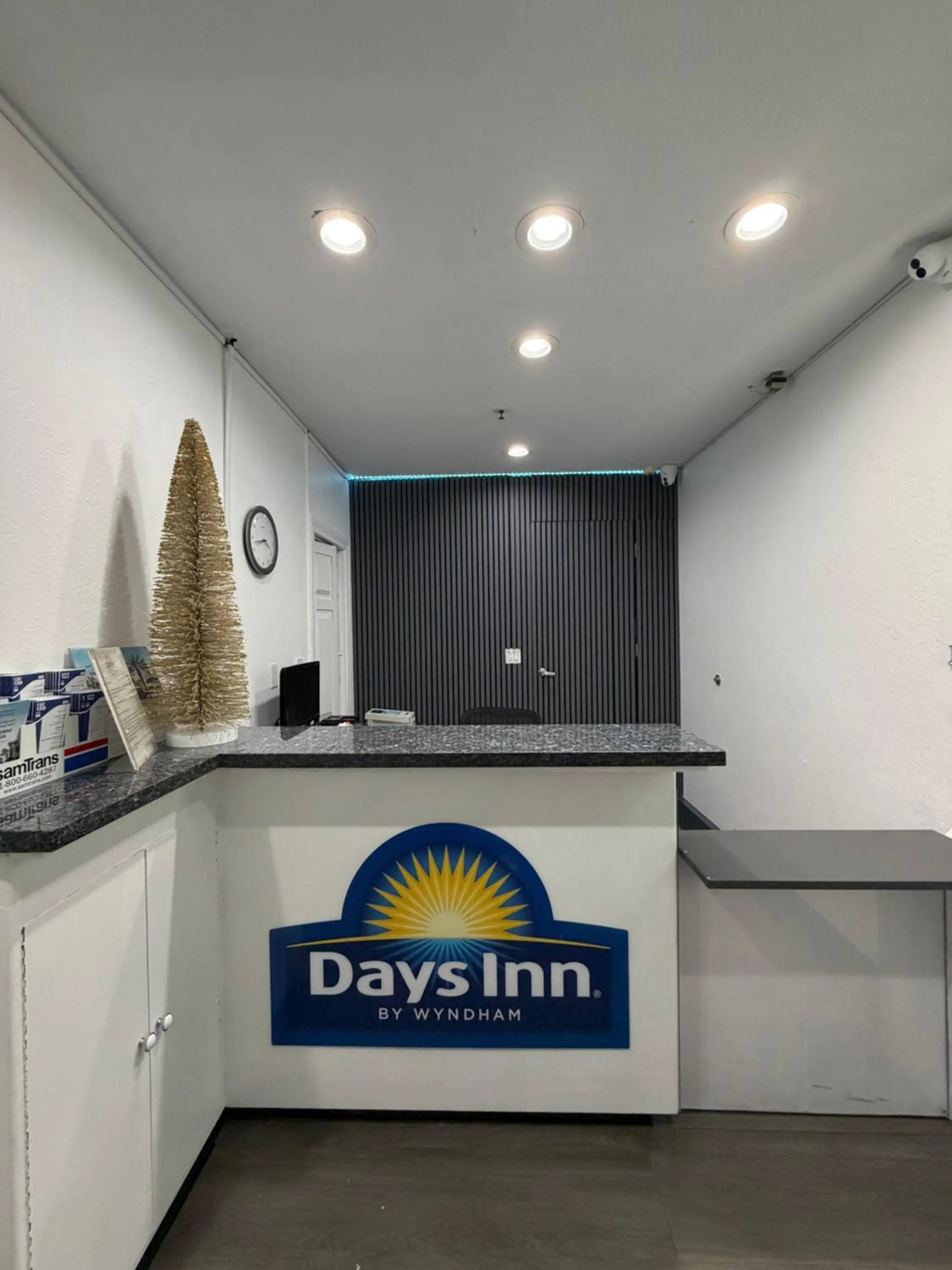 Lobby or reception in Days Inn by Wyndham San Francisco S/Oyster Point Airport