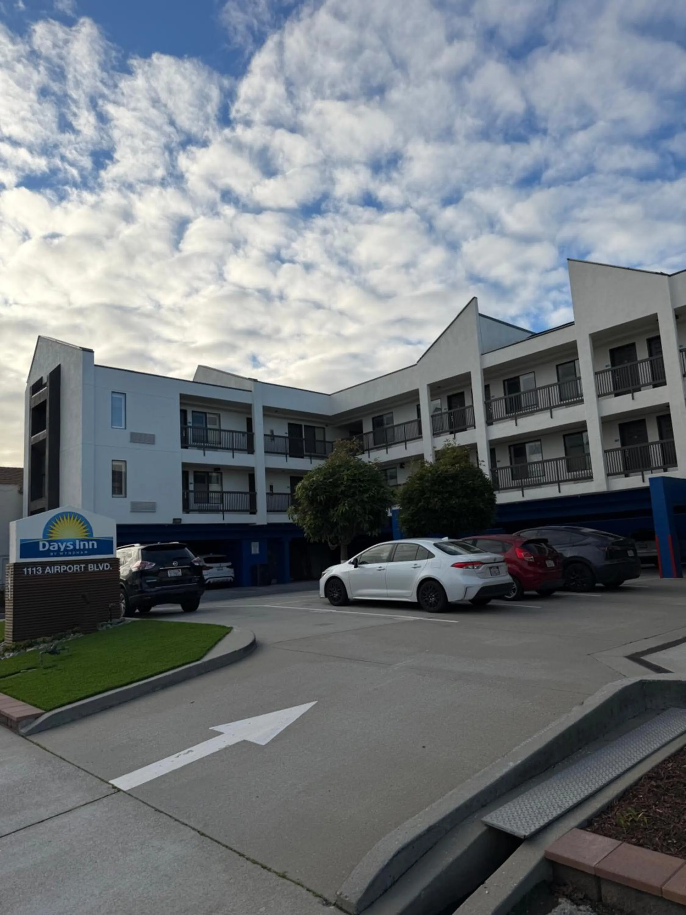 Property building in Days Inn by Wyndham San Francisco S/Oyster Point Airport