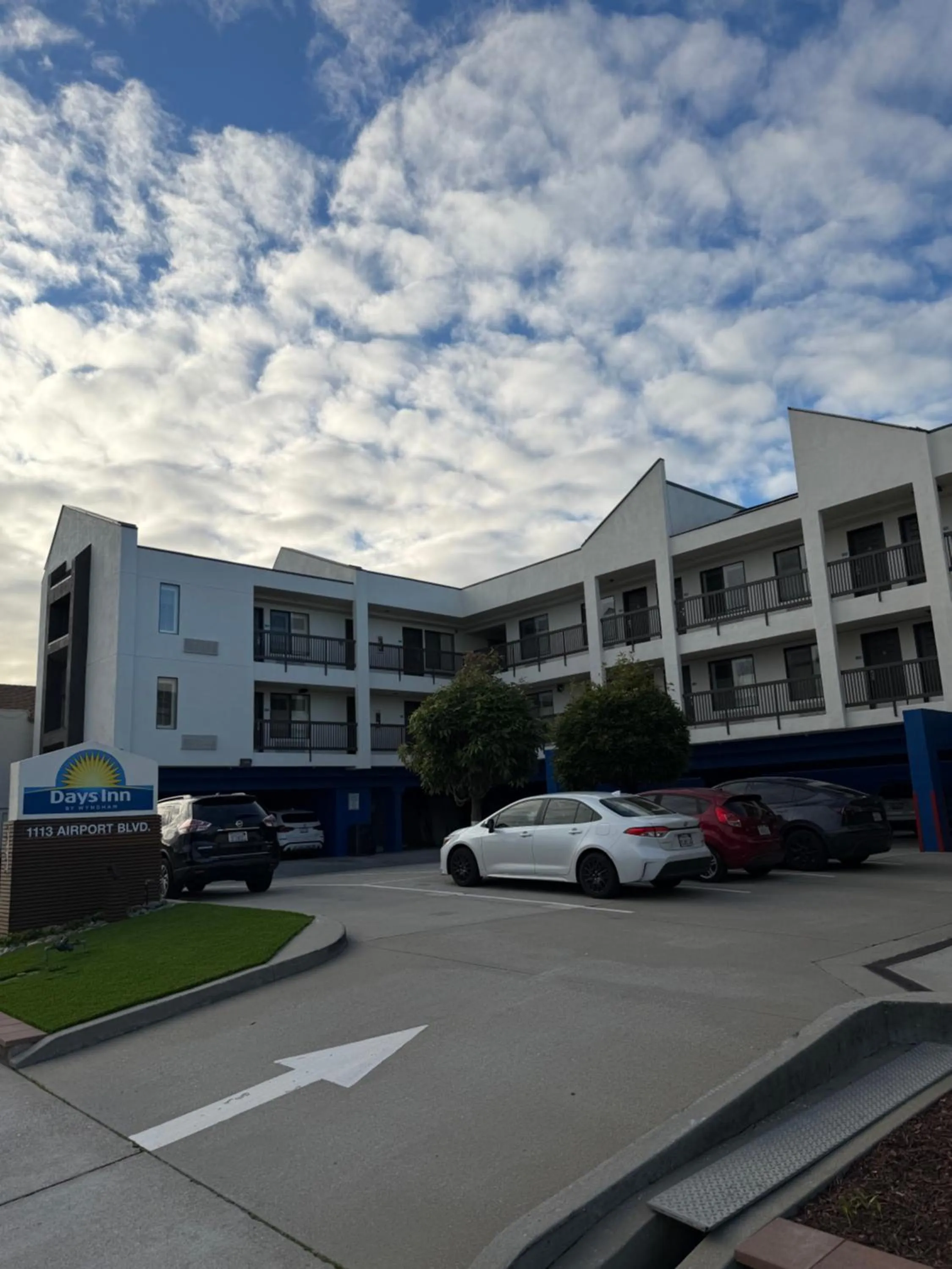 Property building in Days Inn by Wyndham San Francisco S/Oyster Point Airport