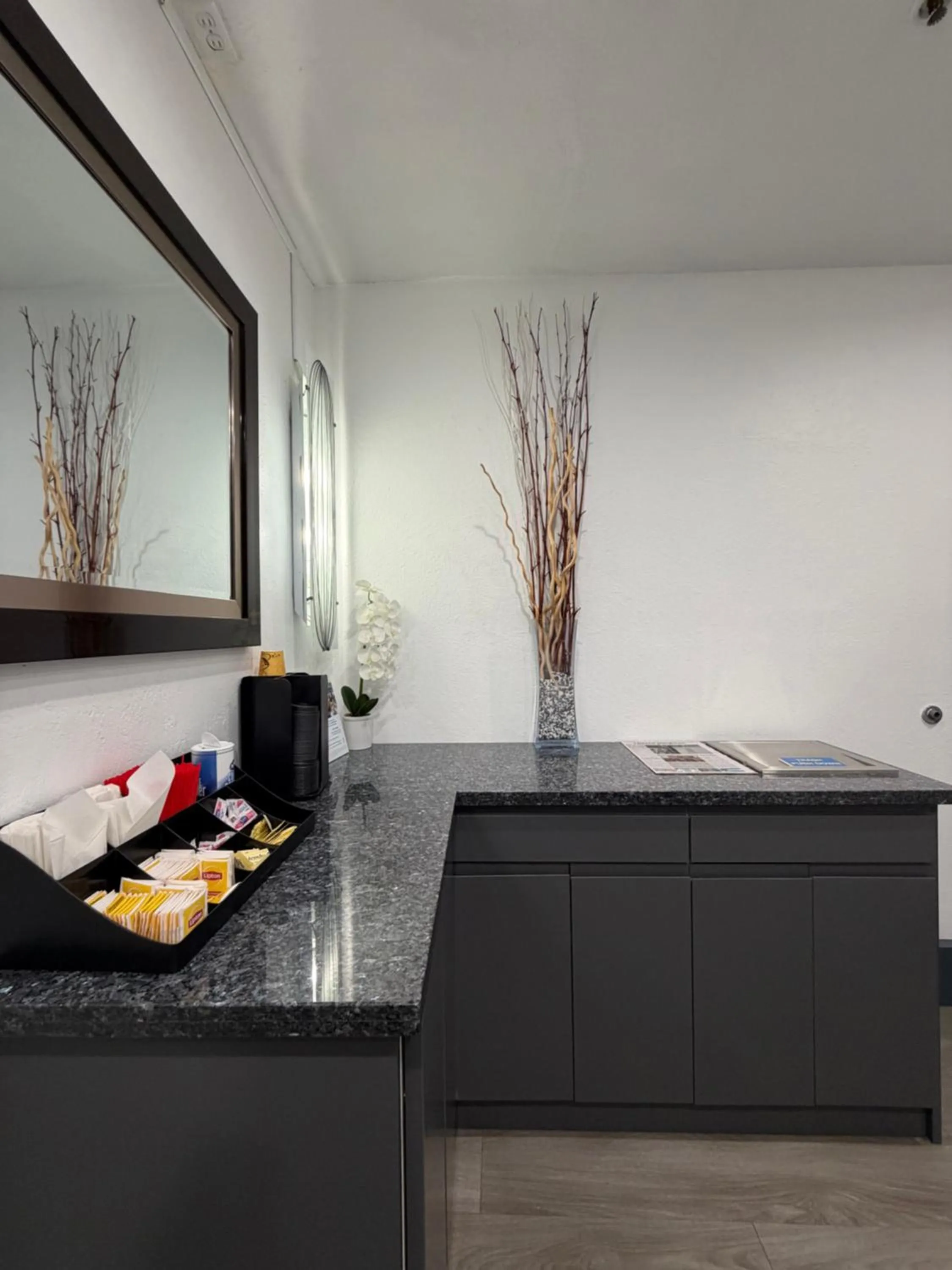 Lobby or reception in Days Inn by Wyndham San Francisco S/Oyster Point Airport